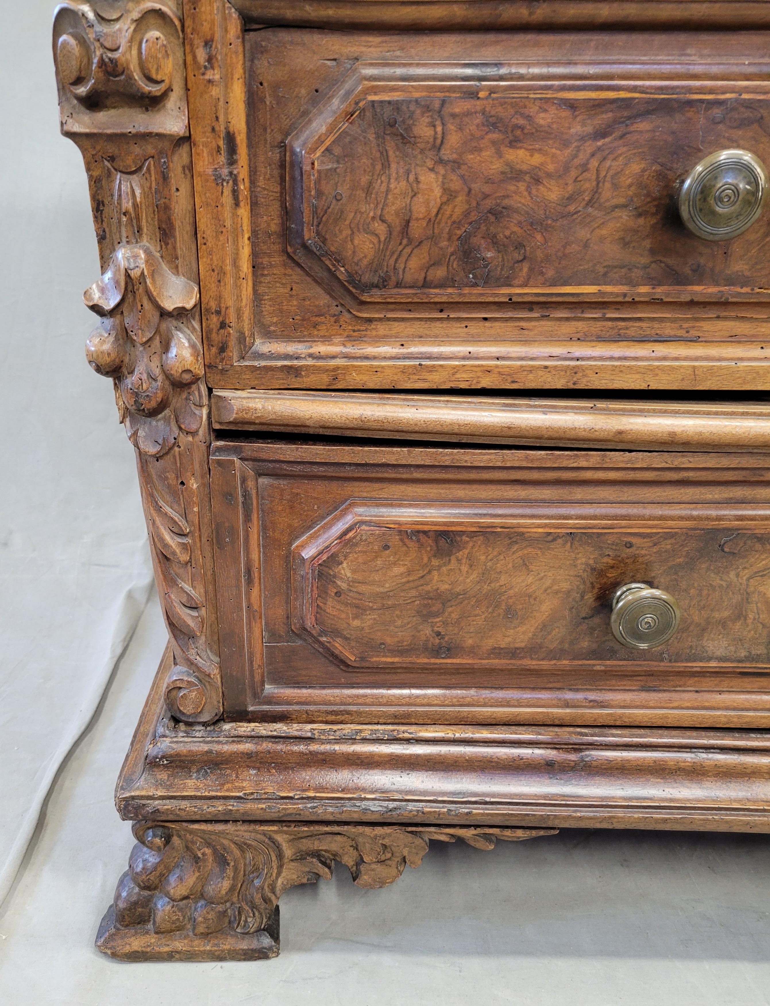 Antike italienische Kommode aus Wurzelholz und Nussbaumholz aus dem 18. Jahrhundert (Bergamo, Lombardei) (Italienisch) im Angebot