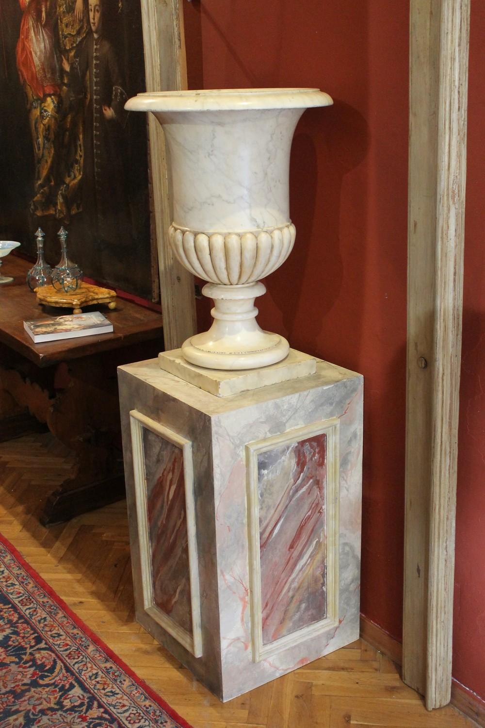 Antique 18th Century Italian Neoclassical Carrara Marble Urn Vases on Pedestals 6