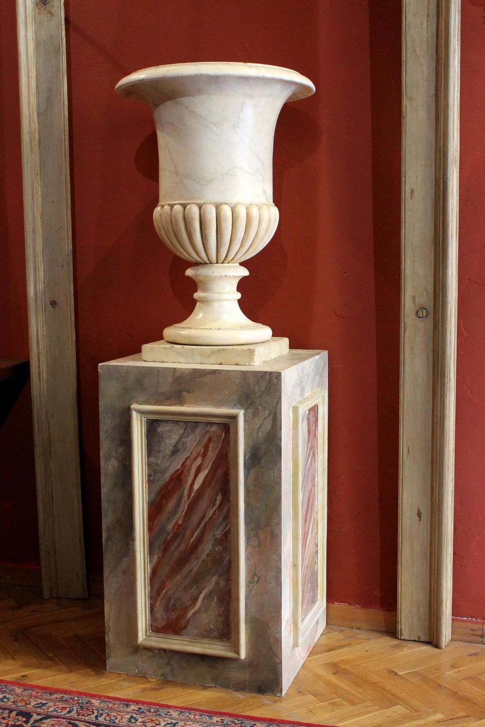 18th Century and Earlier Antique 18th Century Italian Neoclassical Carrara Marble Urn Vases on Pedestals