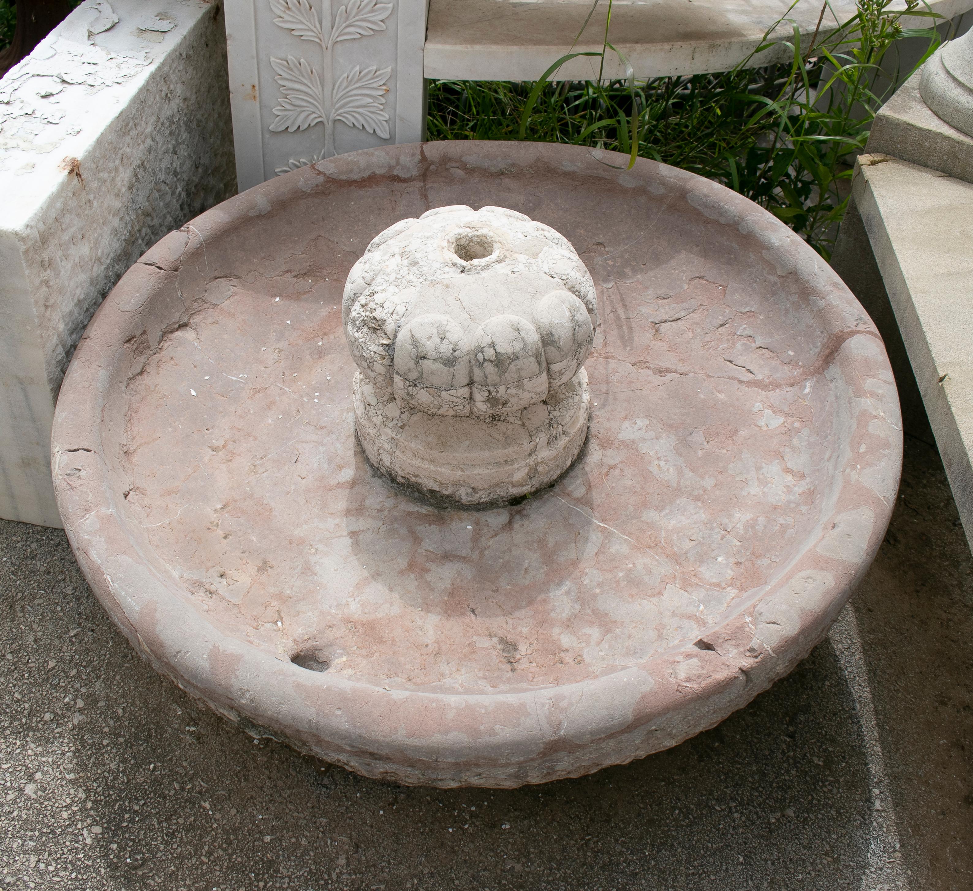 Antiker italienischer Bodenbrunnen aus rotem Verona- und weißem Carrara-Marmor aus dem 18. Jahrhundert (Italienisch) im Angebot