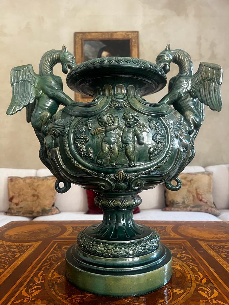 Il s'agit d'un vase absolument magnifique, unique en son genre, fabriqué à la main par l'Empire français, avec des dragons et des angles. C'est un parfait exemple de l'artisanat parisien de la période de l'Empire français, de 1790 à 1820. Le style