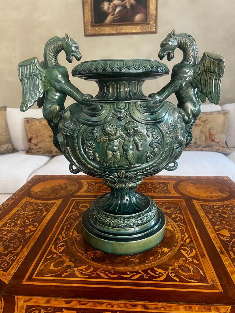 Français Grand vase ancien du 18e siècle en céramique émaillée de l'Empire français en vente