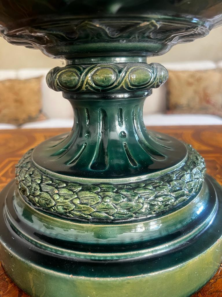 XVIIIe siècle et antérieur Grand vase ancien du 18e siècle en céramique émaillée de l'Empire français en vente