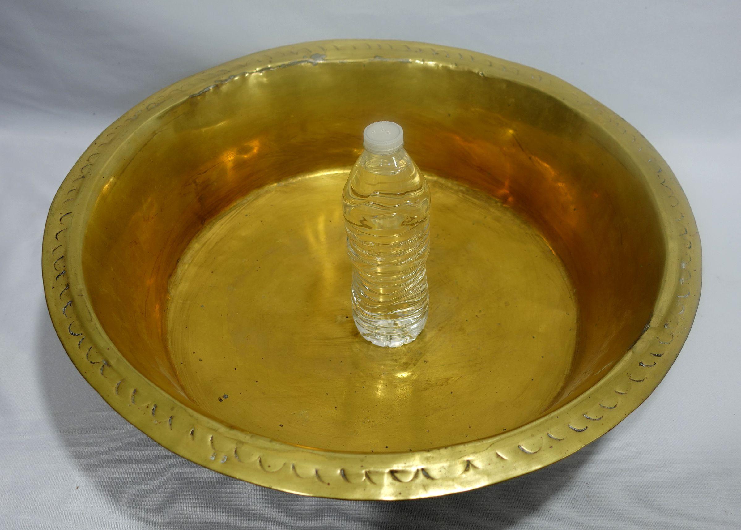 Antique 18th Century Large Hand Hammered British Brass Basin, BS#01 For Sale 5