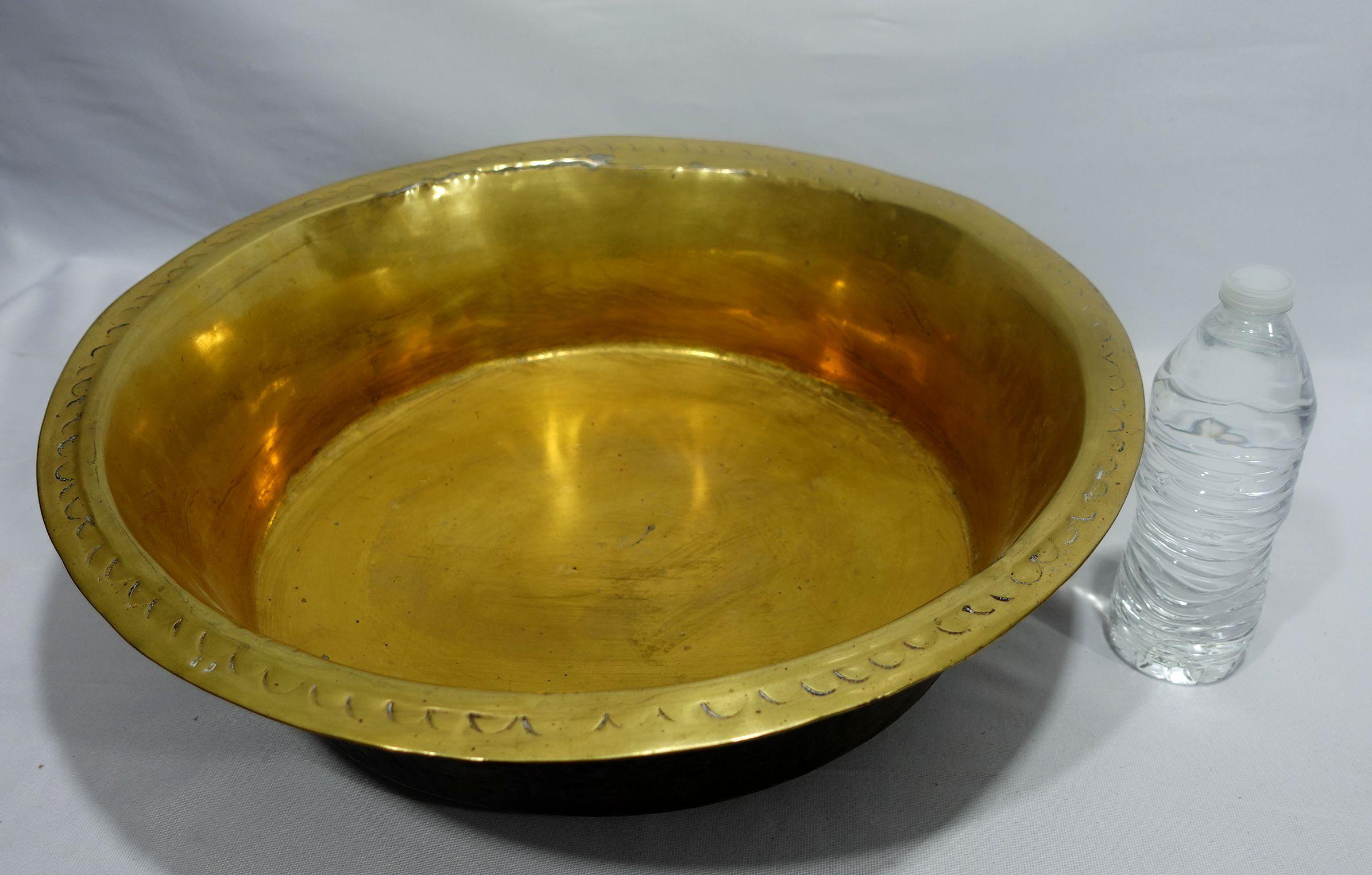 Antique 18th Century Large Hand Hammered British Brass Basin, BS#01 For Sale 6