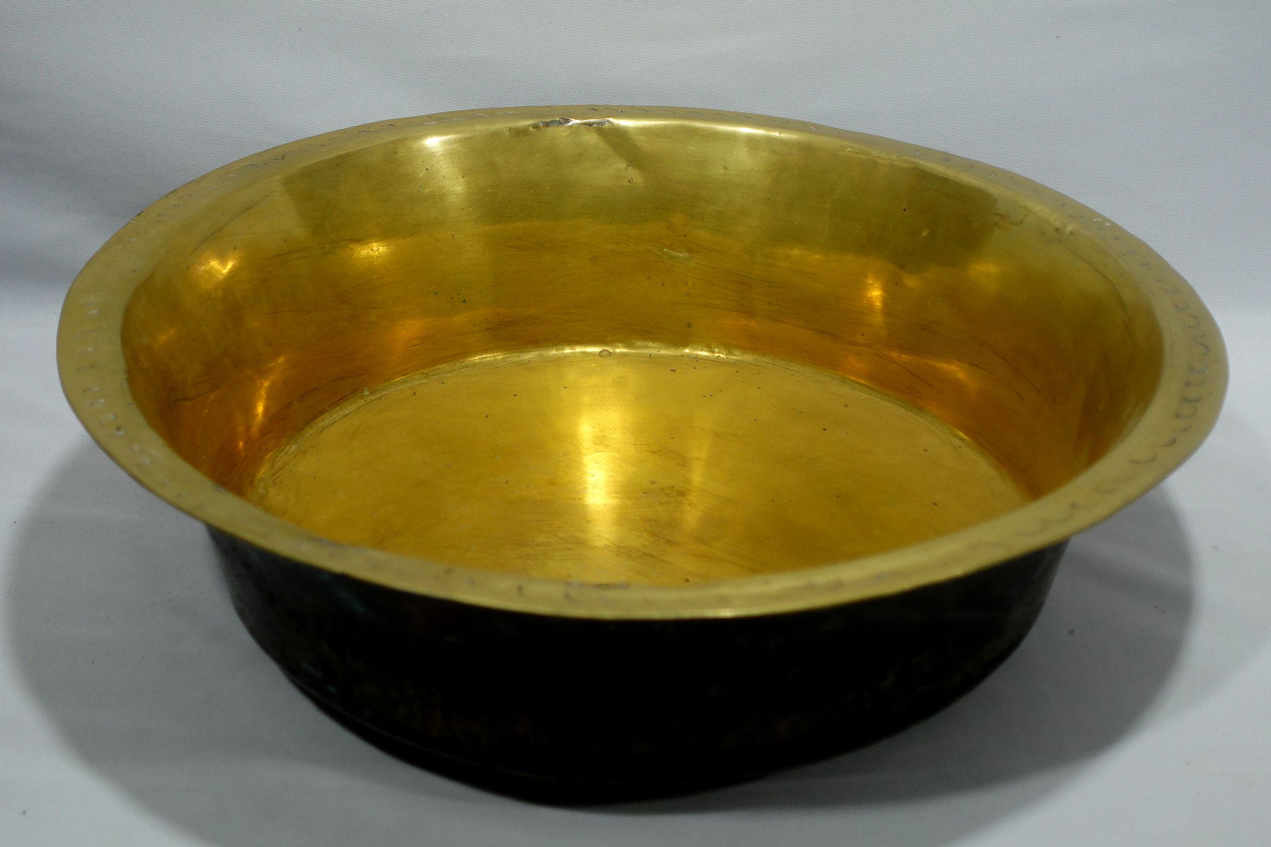 This is a large and old brass basin, absolutely 100% hand-hammered brass made from the 18th century in British. It is a scarce item and a lovely classical form.
