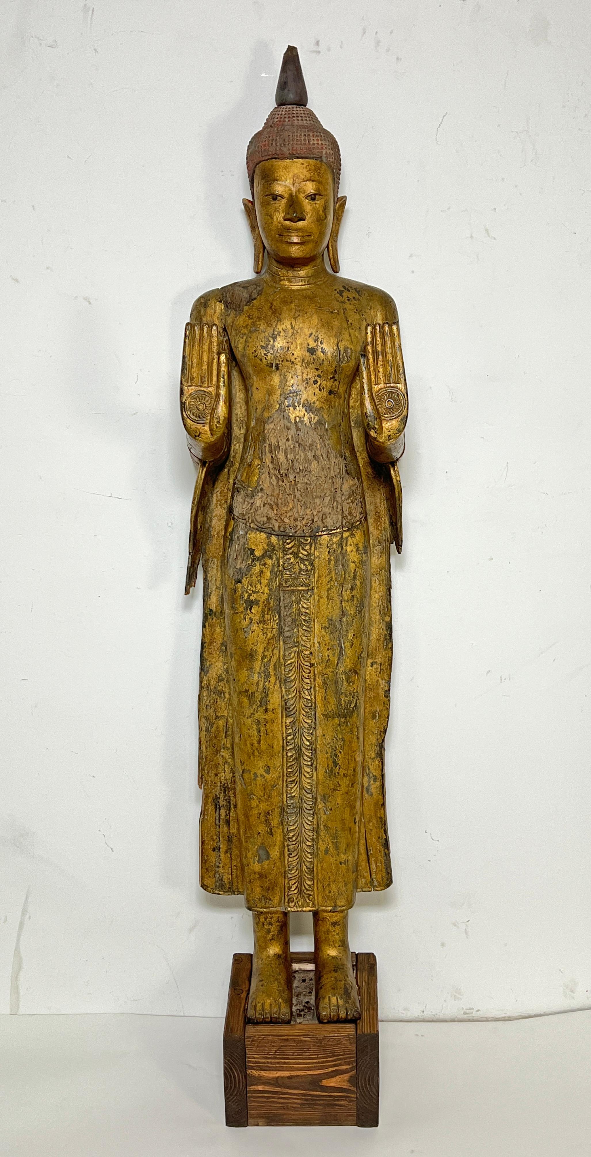 Ein feines 18. Jahrhundert, späten Ayutthaya Periode Siamese (Thailand) Leben Größe stehenden Buddha Tempel Figur in geschnitzten und vergoldeten Teakholz. Die Basis der Figur ist ein sich verjüngender Zapfen, der so gestaltet ist, dass er fest in