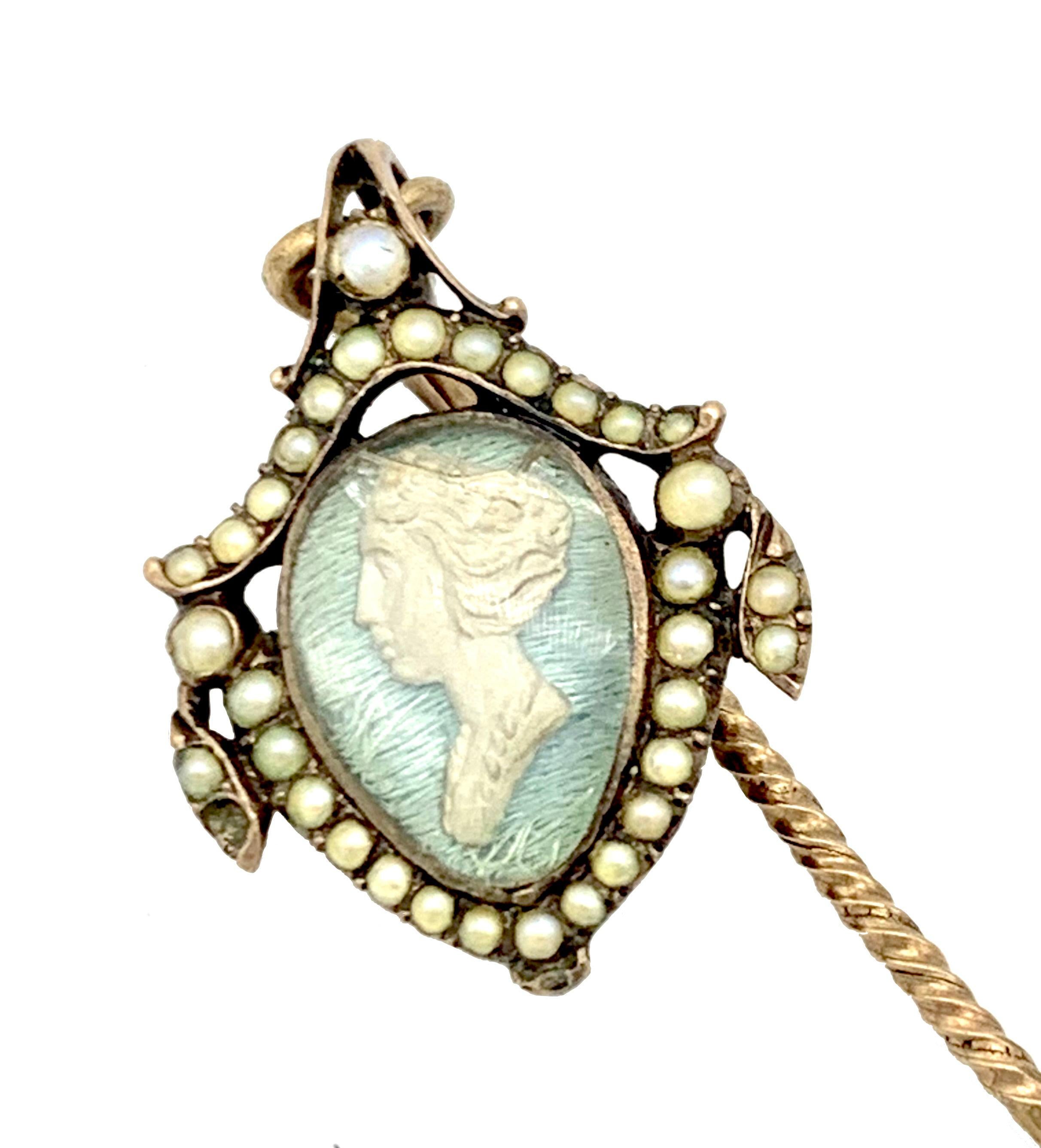 Ce ravissant pendentif du 18ème siècle a été réalisé en or 14 katat. Le contour du petit bijou est décoré de perles de rocaille naturelles, une perle est actuellement manquante mais sera remplacée. La face avant du médaillon présente un portrait de