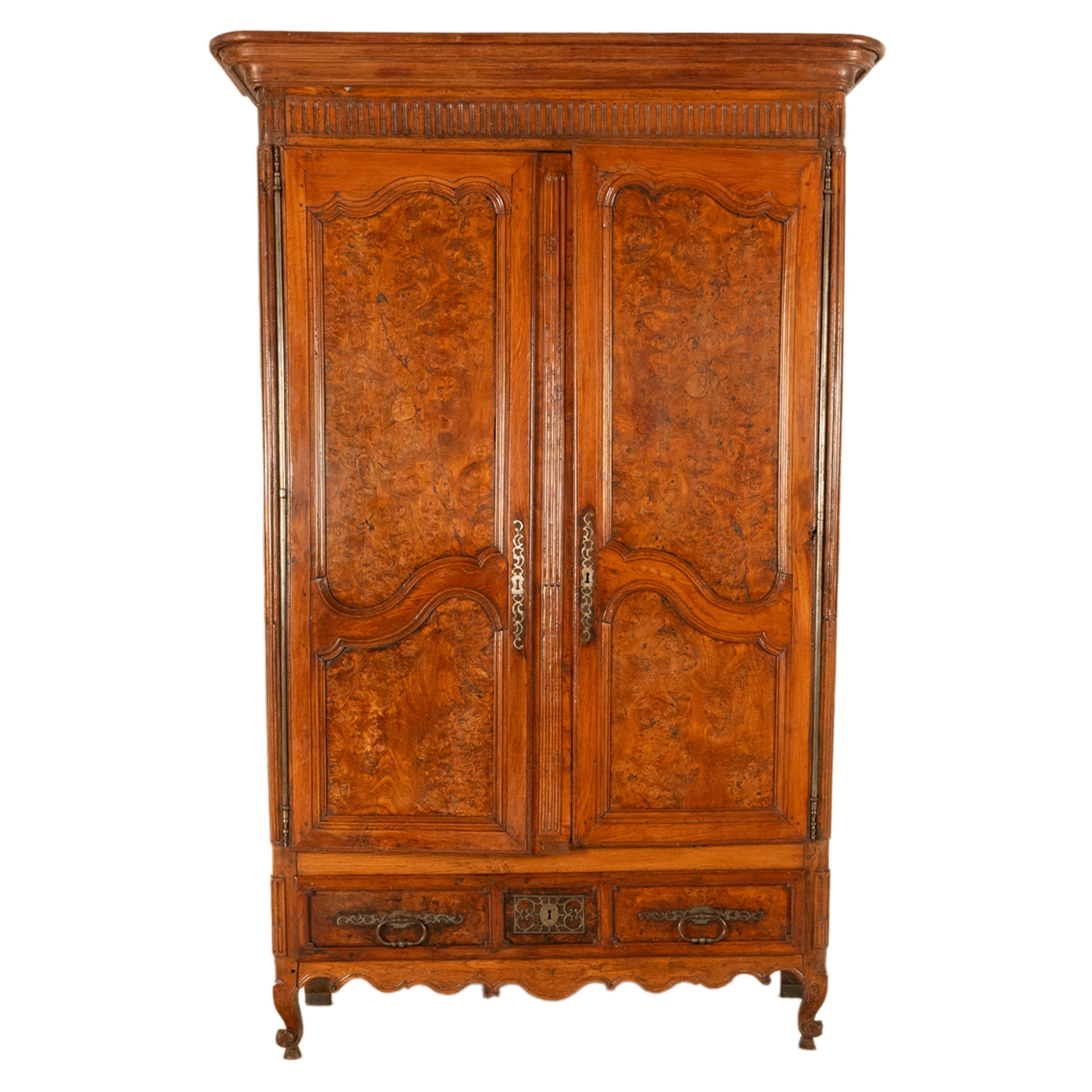 A good tall antique French Provincial chestnut & walnut Louis XV armoire, circa 1790.
The armoire with a removeable cornice and a ribbed gallery to the front and sides, the armoire with two large doors with shaped panels made of burl chestnut, the
