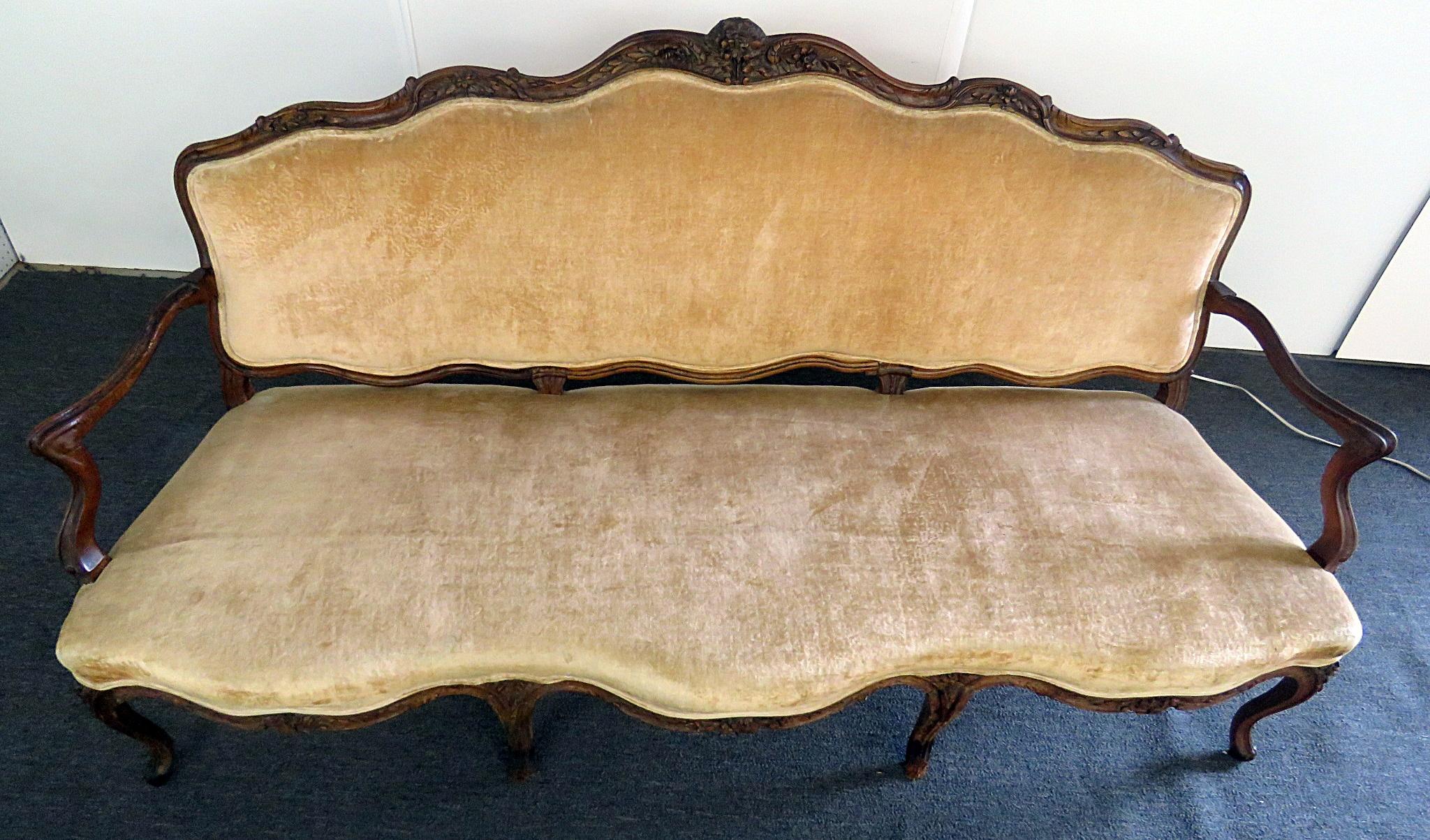 Large Period 1780s Era Carved Walnut French Louis XV Settee Sofa Couch In Fair Condition In Swedesboro, NJ