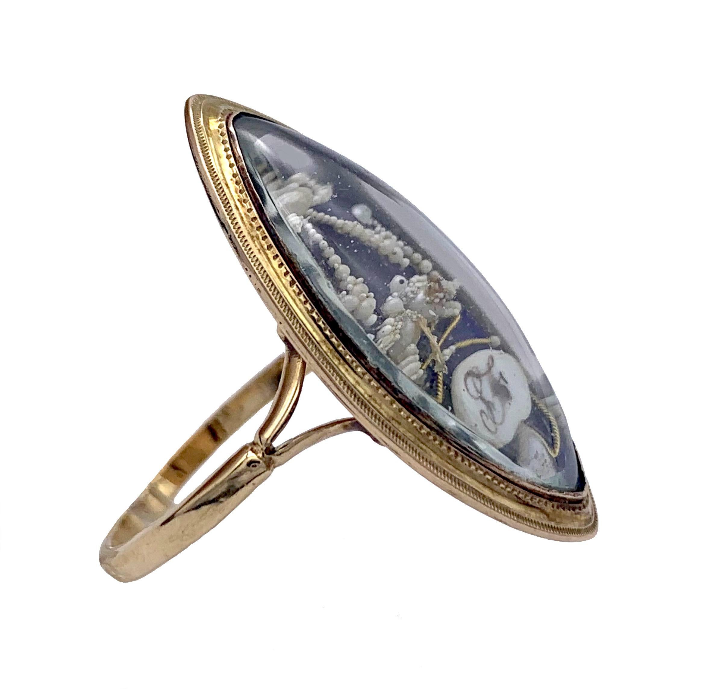 Cette magnifique bague en or en forme de navette est un très bel et rare exemple de bijou jeton d'amour de la fin du XVIIIe siècle. 
Le langage symbolique:: à l'époque compris par tous:: montre deux colombes unies sous une guirlande. Les colombes