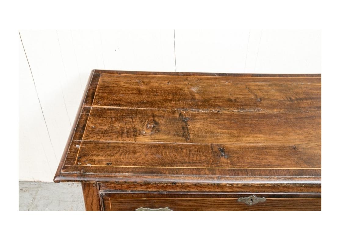 Antiker Lowboy des 18. Jahrhunderts mit  Durchbohrter Fries im Angebot 2