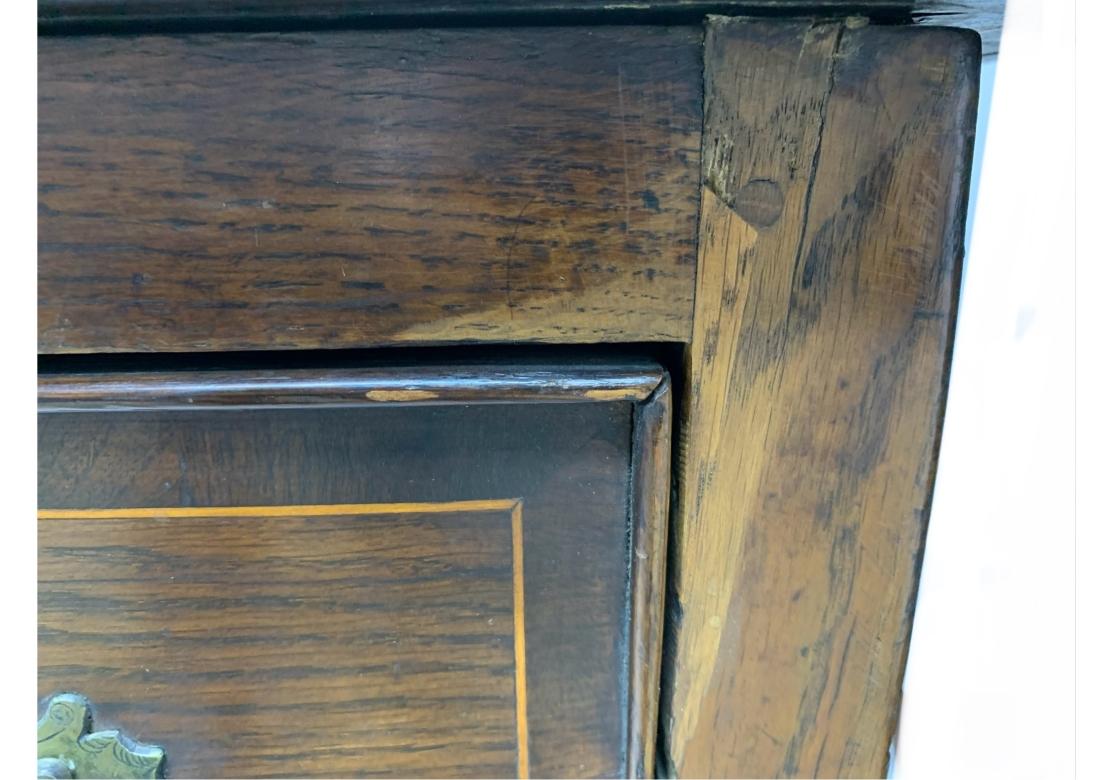 Antiker Lowboy des 18. Jahrhunderts mit  Durchbohrter Fries im Angebot 4