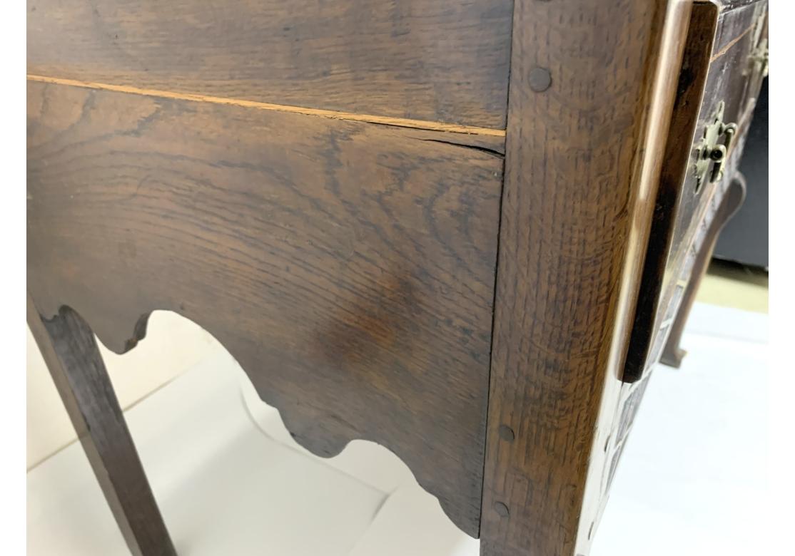Antiker Lowboy des 18. Jahrhunderts mit  Durchbohrter Fries im Angebot 5