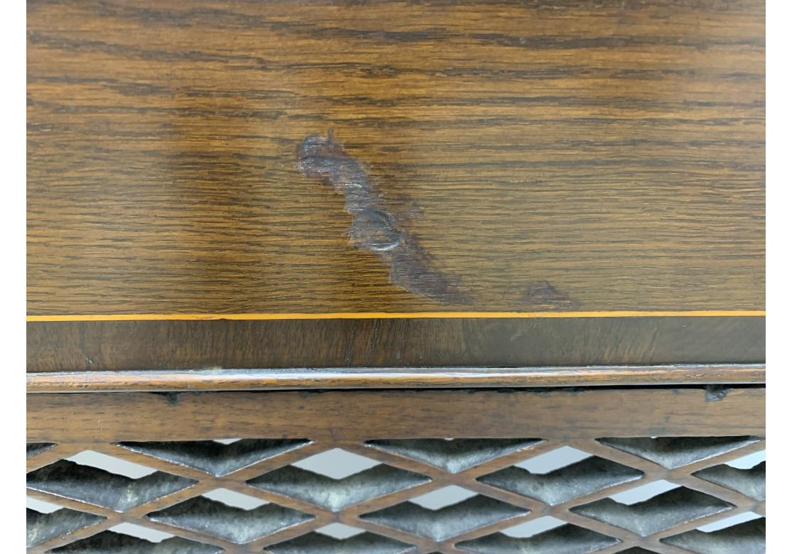 Antiker Lowboy des 18. Jahrhunderts mit  Durchbohrter Fries im Angebot 6