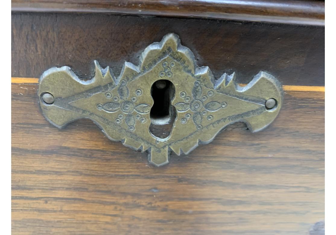 Antiker Lowboy des 18. Jahrhunderts mit  Durchbohrter Fries im Angebot 7