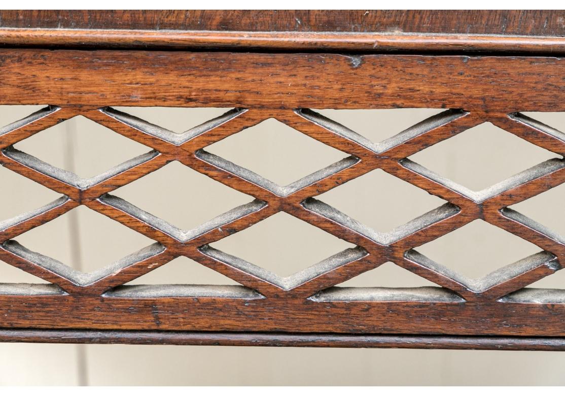 Antiker Lowboy des 18. Jahrhunderts mit  Durchbohrter Fries (Queen Anne) im Angebot