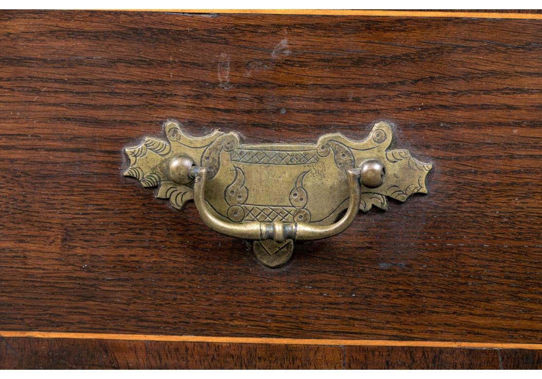 Antiker Lowboy des 18. Jahrhunderts mit  Durchbohrter Fries (Englisch) im Angebot