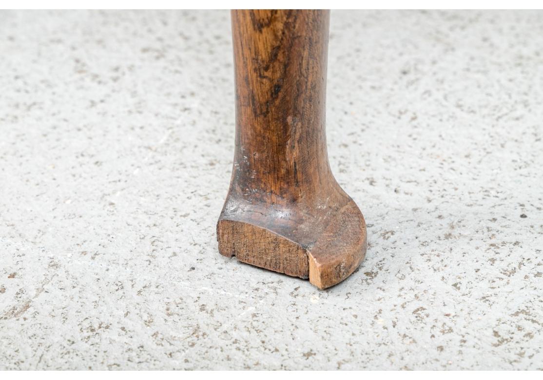 Antiker Lowboy des 18. Jahrhunderts mit  Durchbohrter Fries (Geschnitzt) im Angebot