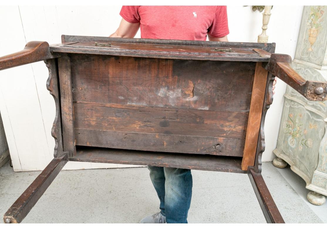 Antiker Lowboy des 18. Jahrhunderts mit  Durchbohrter Fries im Zustand „Starke Gebrauchsspuren“ im Angebot in Bridgeport, CT