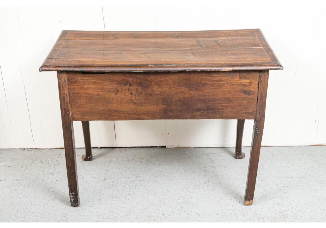 Antiker Lowboy des 18. Jahrhunderts mit  Durchbohrter Fries (18. Jahrhundert und früher) im Angebot