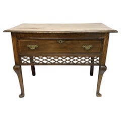 Antiker Lowboy des 18. Jahrhunderts mit  Durchbohrter Fries