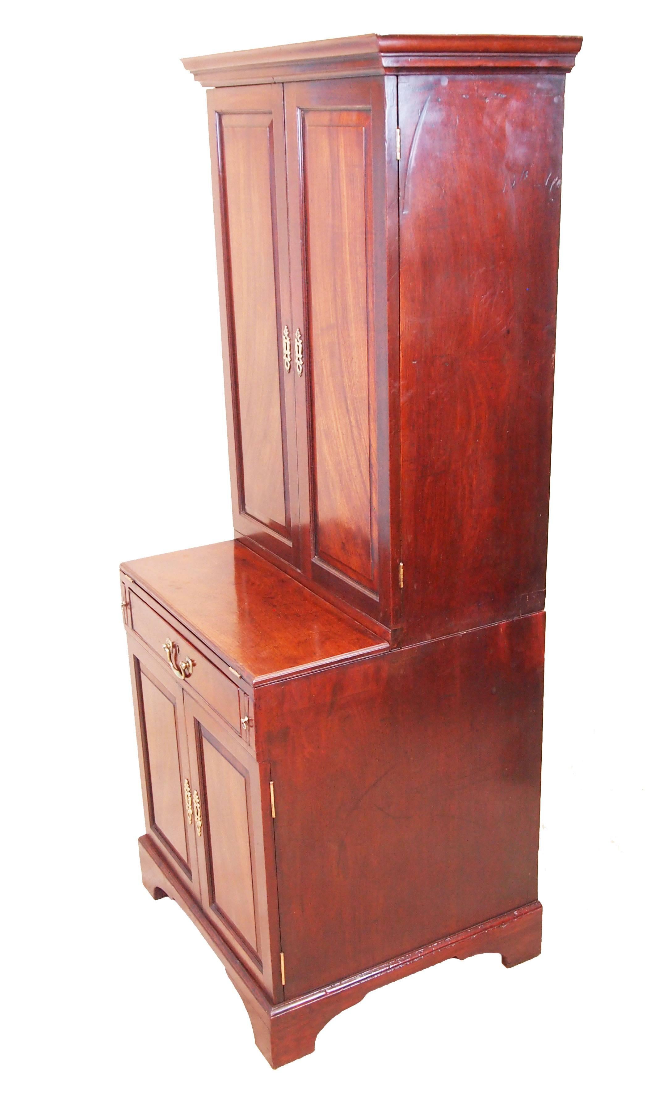 Antique 18th Century Mahogany Bachelors Cupboard In Excellent Condition In Bedfordshire, GB