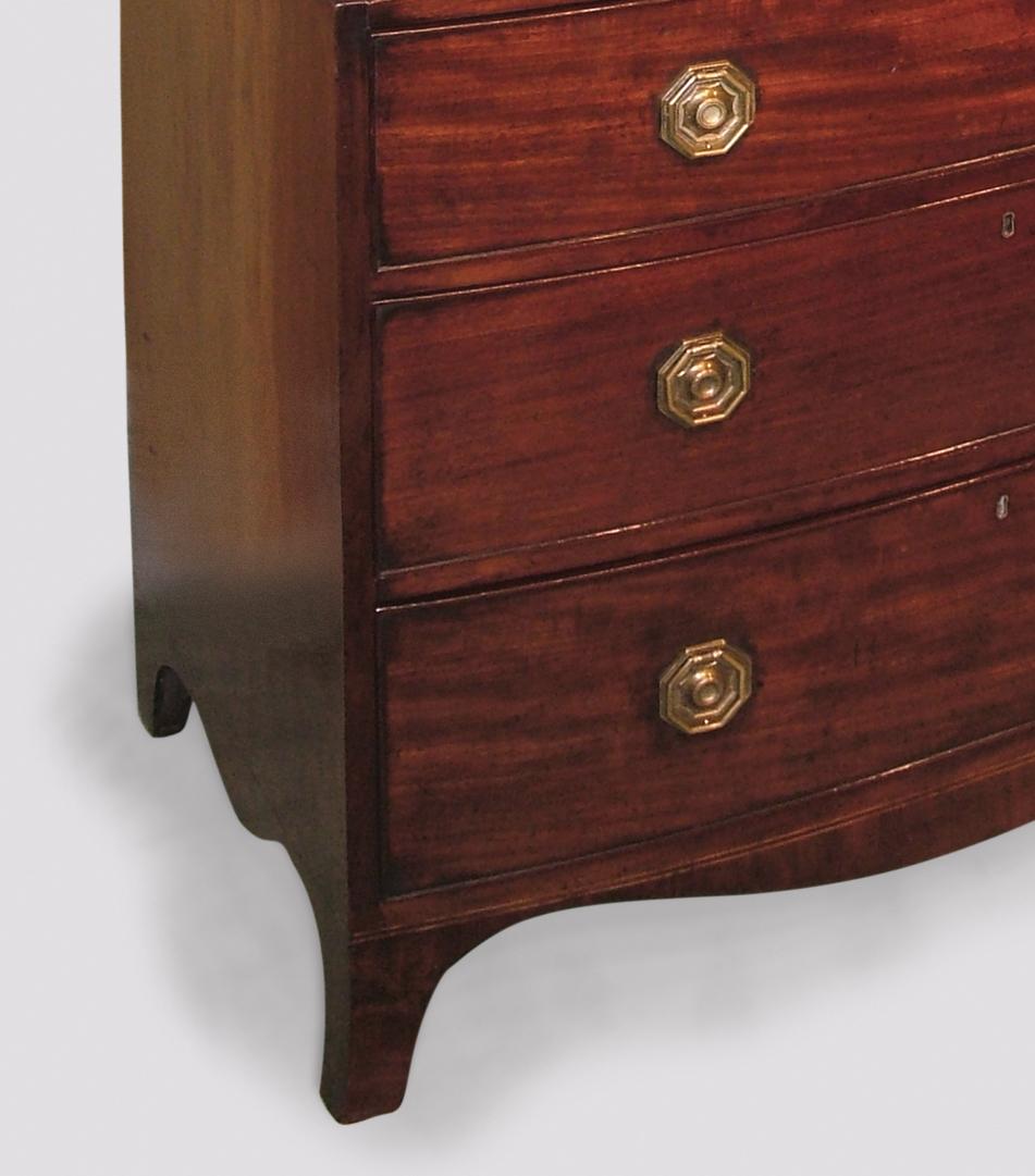 George III Ancienne commode du18ème siècle en acajou aux courbes convexes en vente