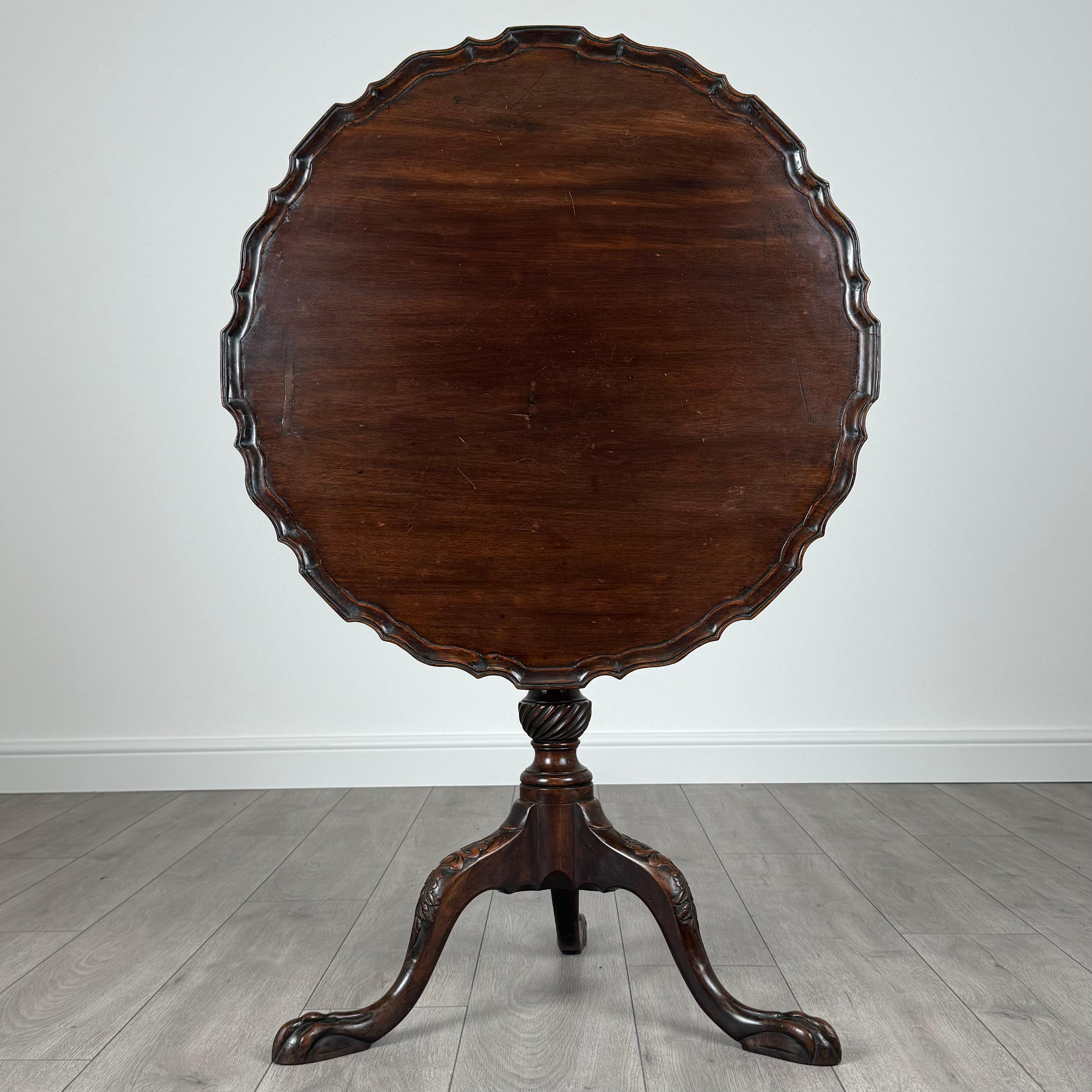 Britannique Ancienne table tripode en acajou du 18ème siècle avec plateau en piqué ( REF AF-3508 ) en vente