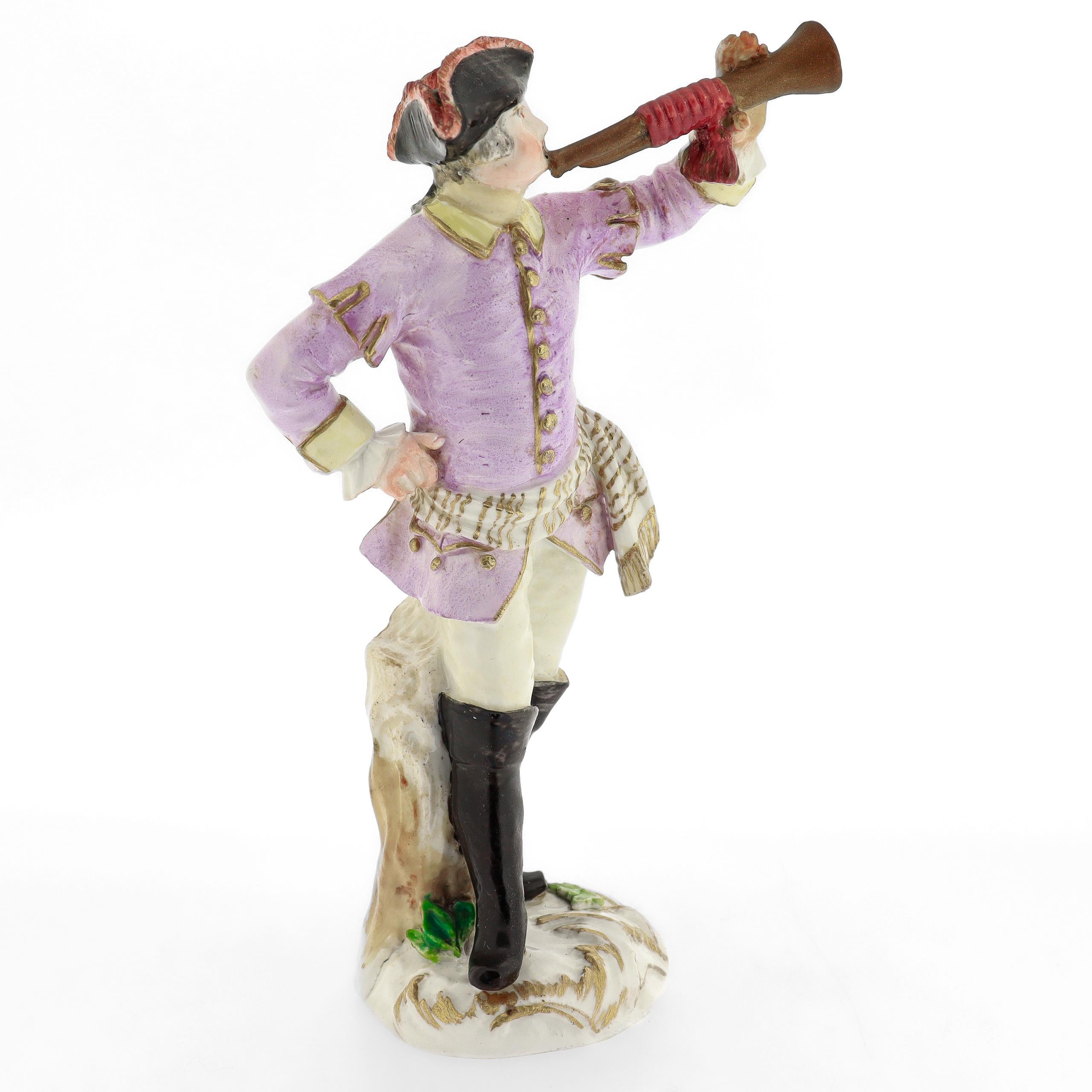 Un'antica statuetta di porcellana tedesca del 18° secolo.

Dalla Manifattura Reale di Meissen Porcelain.  

Model No. 12.  

Raffigurante un trombettista della serie 