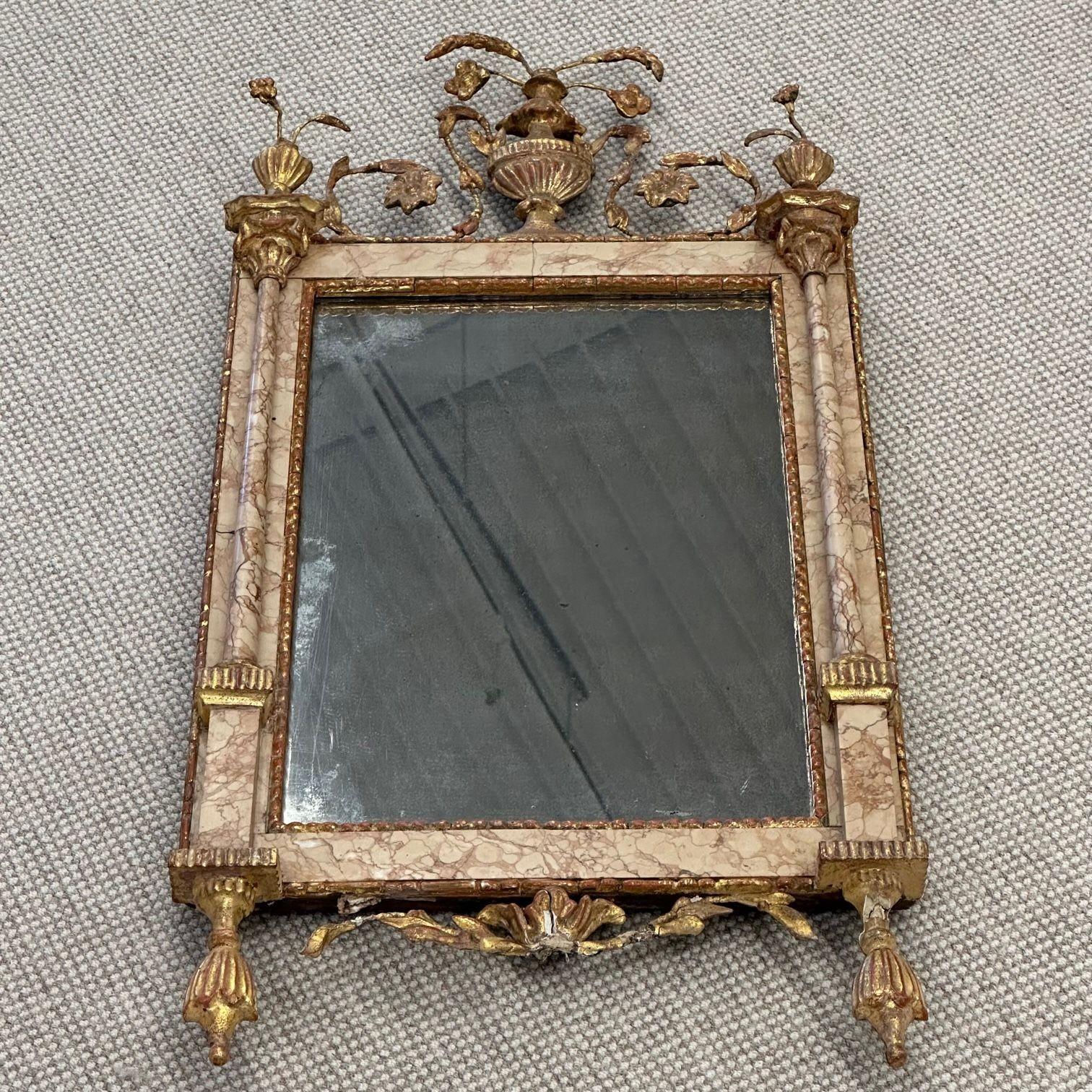 Miroir français ancien en marbre de style néoclassique du 18ème siècle, bois doré, vieilli en vente 5