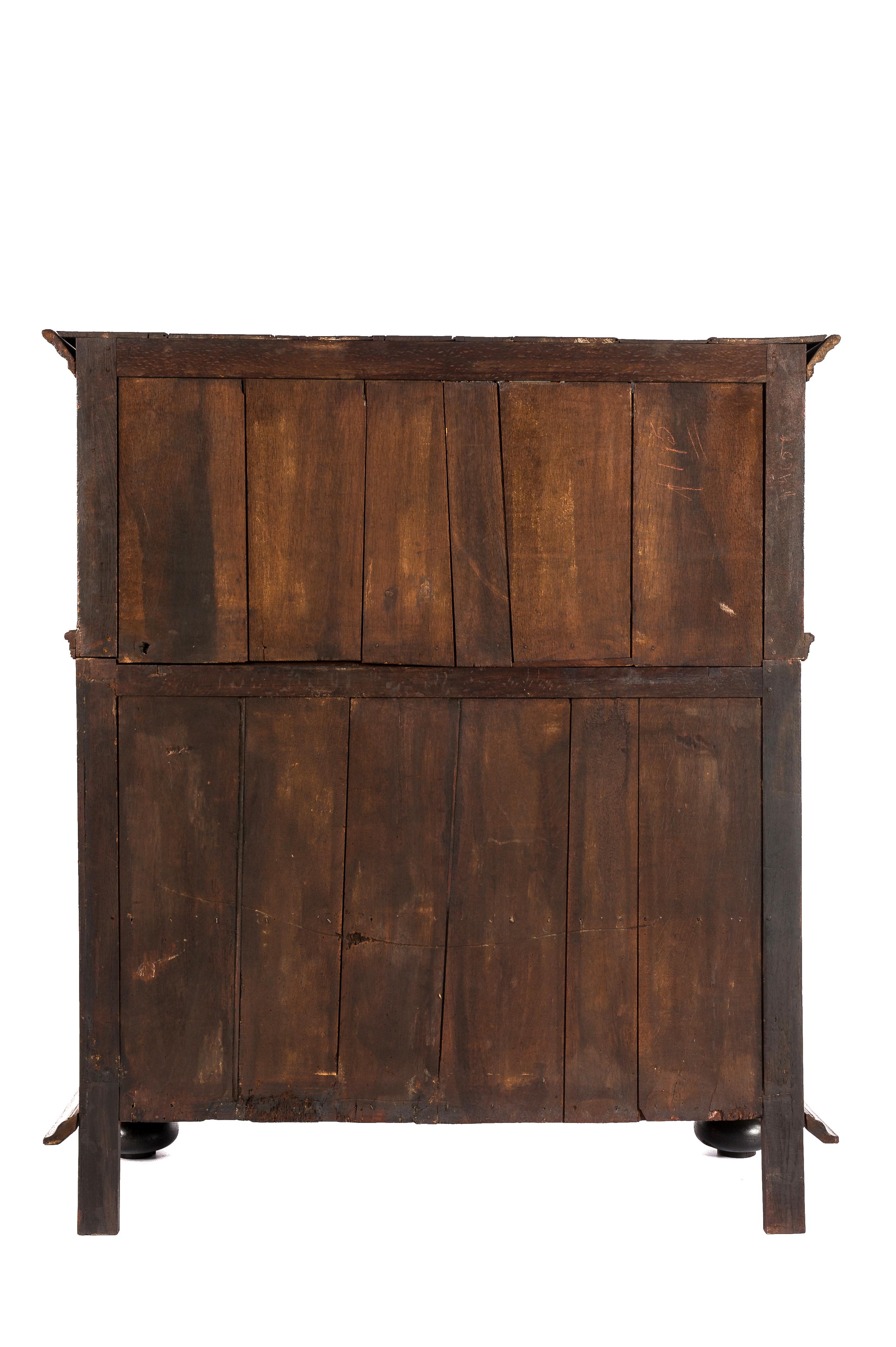 Antique 18th century oak and walnut Dutch Renaissance honey color  oak cupboard For Sale 12