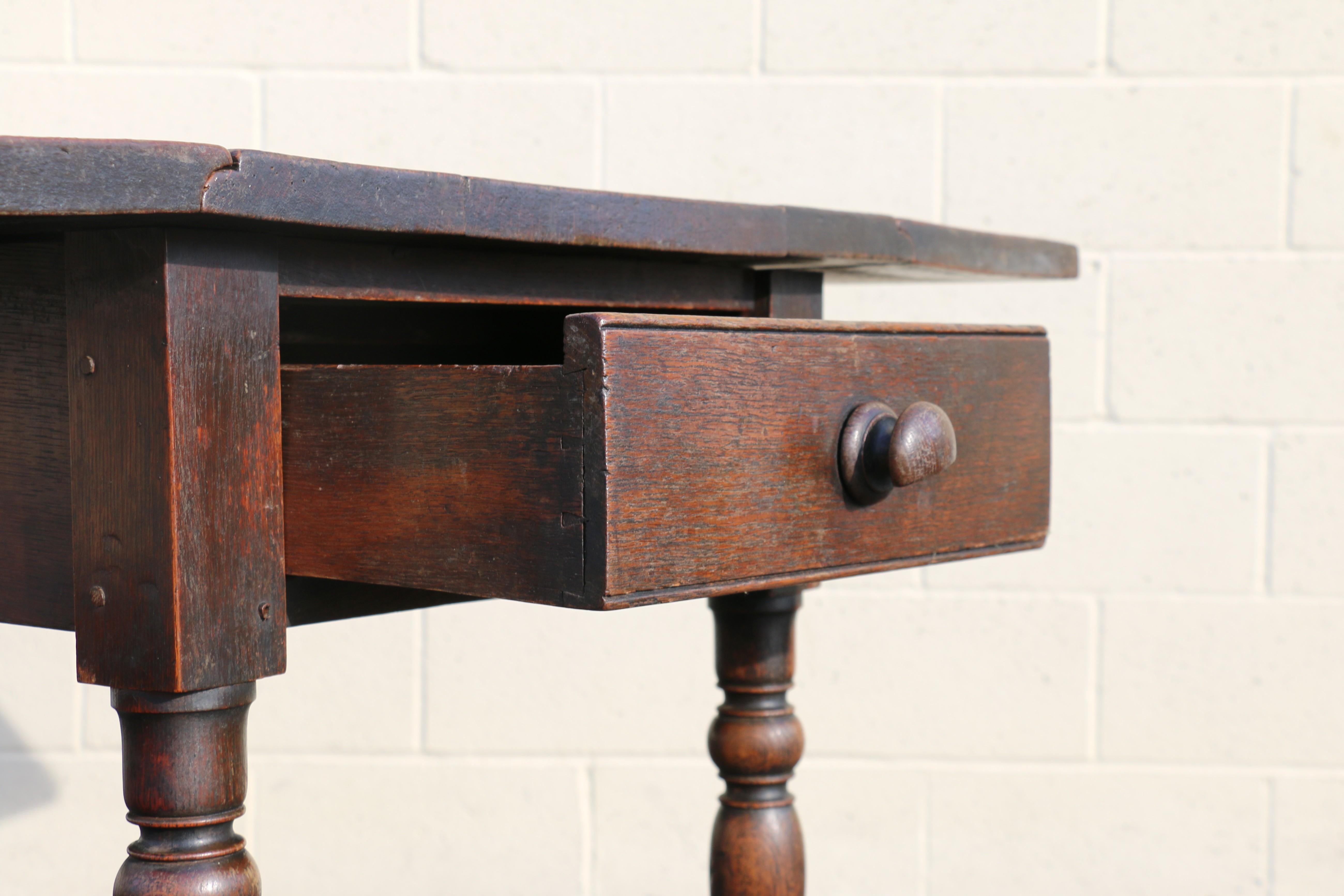 Table papillon ancienne du 18ème siècle en Oak avec tiroir et roulettes en laiton en vente 3