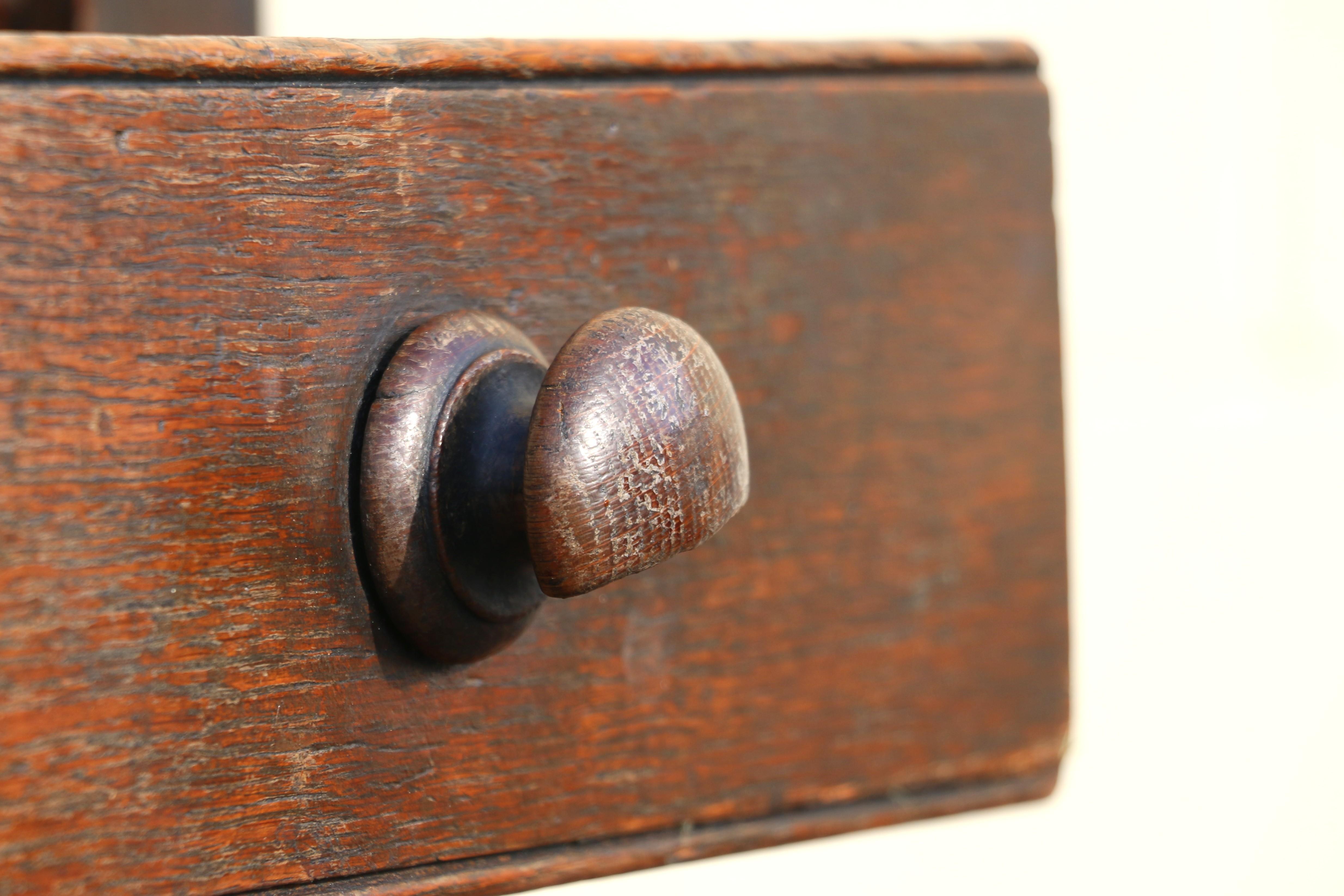 Table papillon ancienne du 18ème siècle en Oak avec tiroir et roulettes en laiton en vente 4