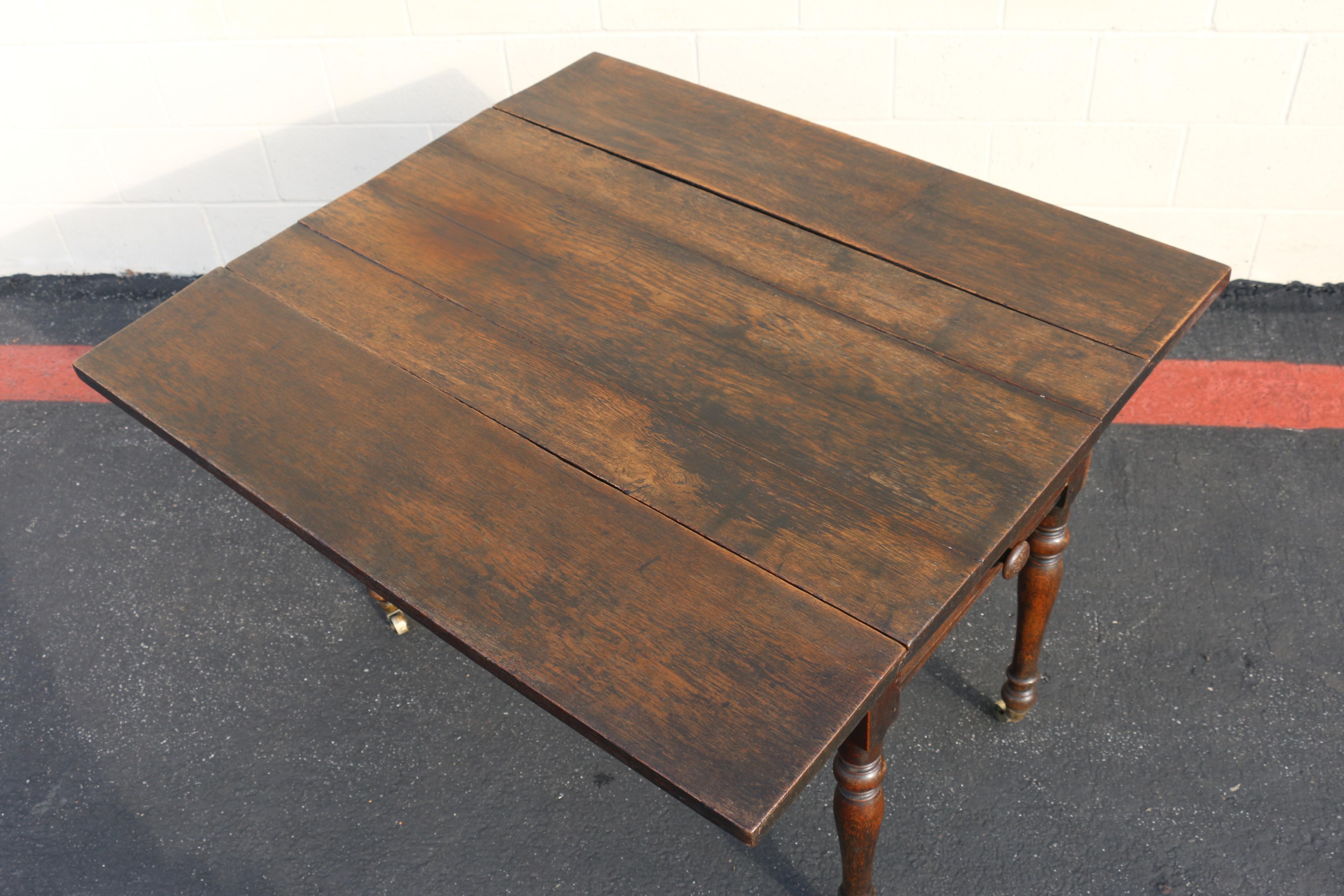 Table papillon ancienne du 18ème siècle en Oak avec tiroir et roulettes en laiton en vente 5