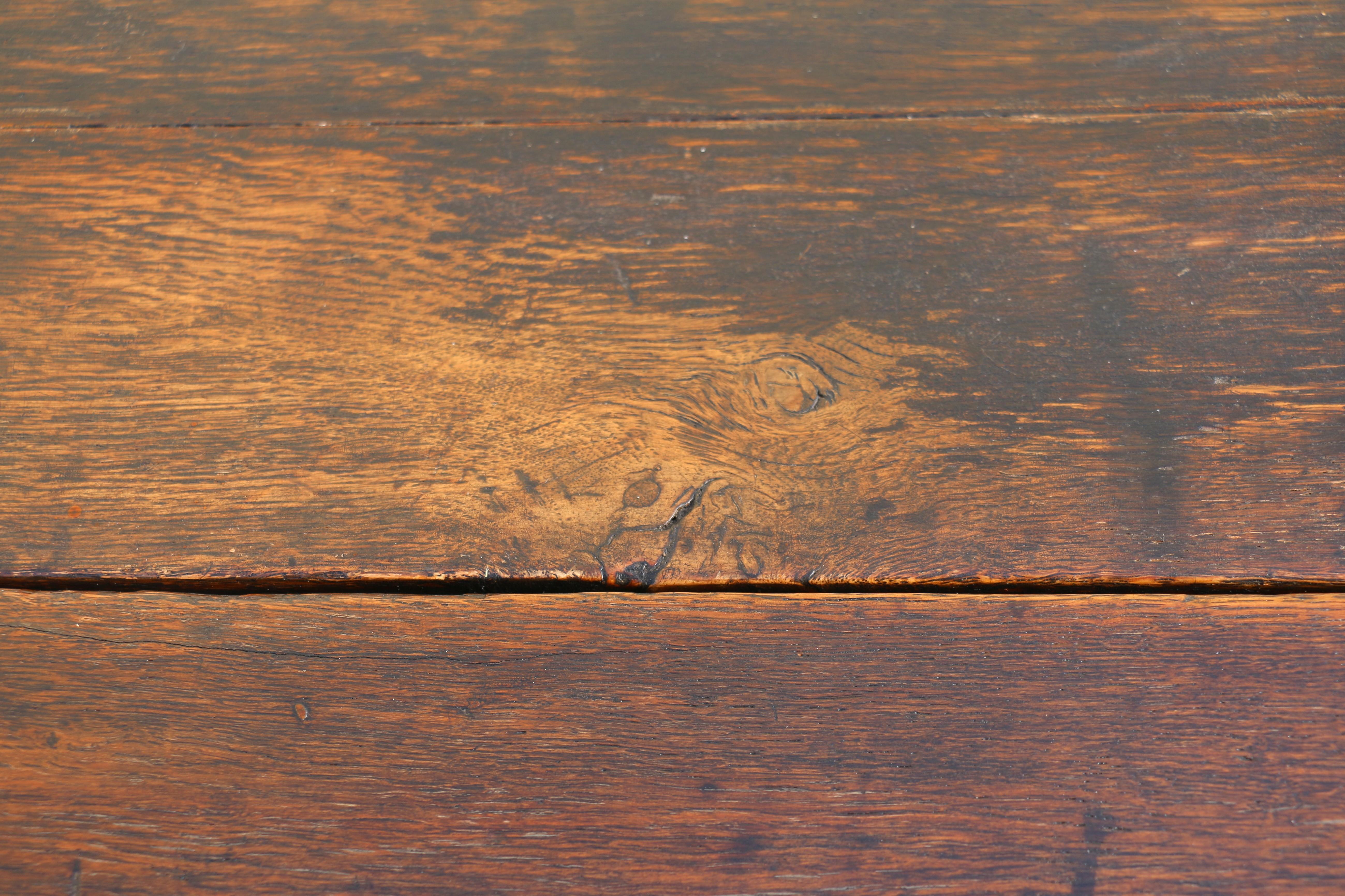 Table papillon ancienne du 18ème siècle en Oak avec tiroir et roulettes en laiton en vente 6