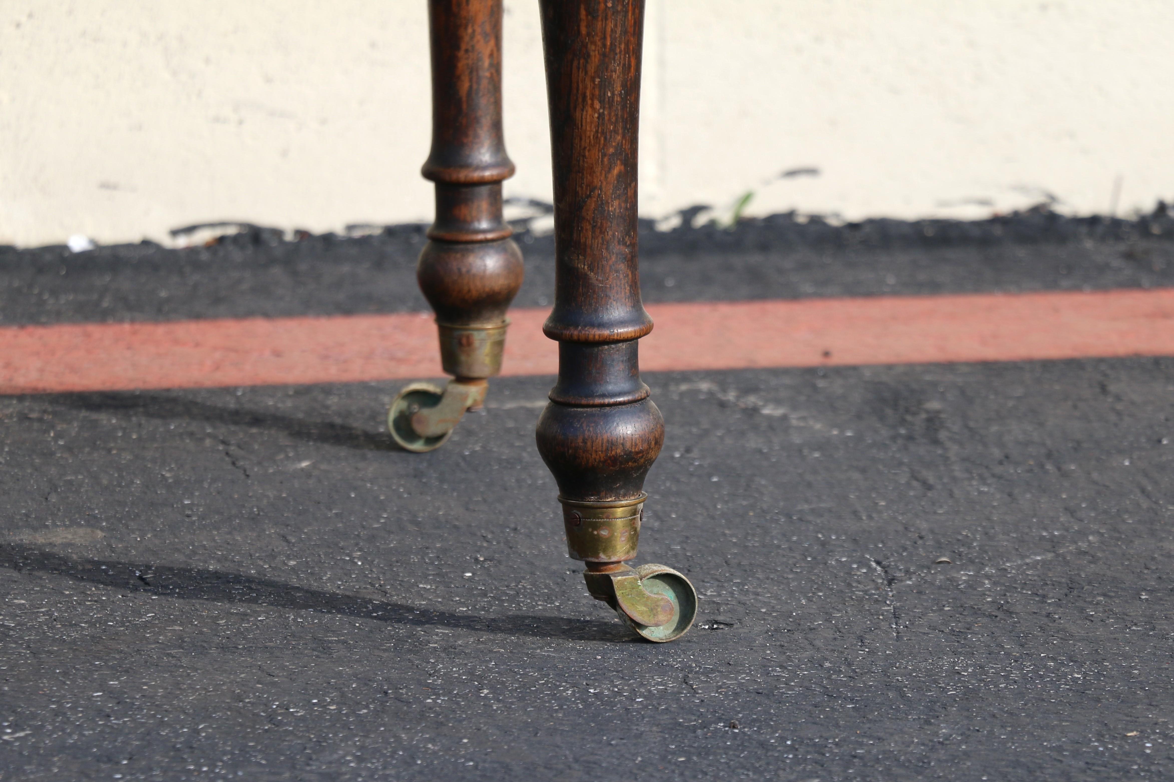 Table papillon ancienne du 18ème siècle en Oak avec tiroir et roulettes en laiton en vente 8