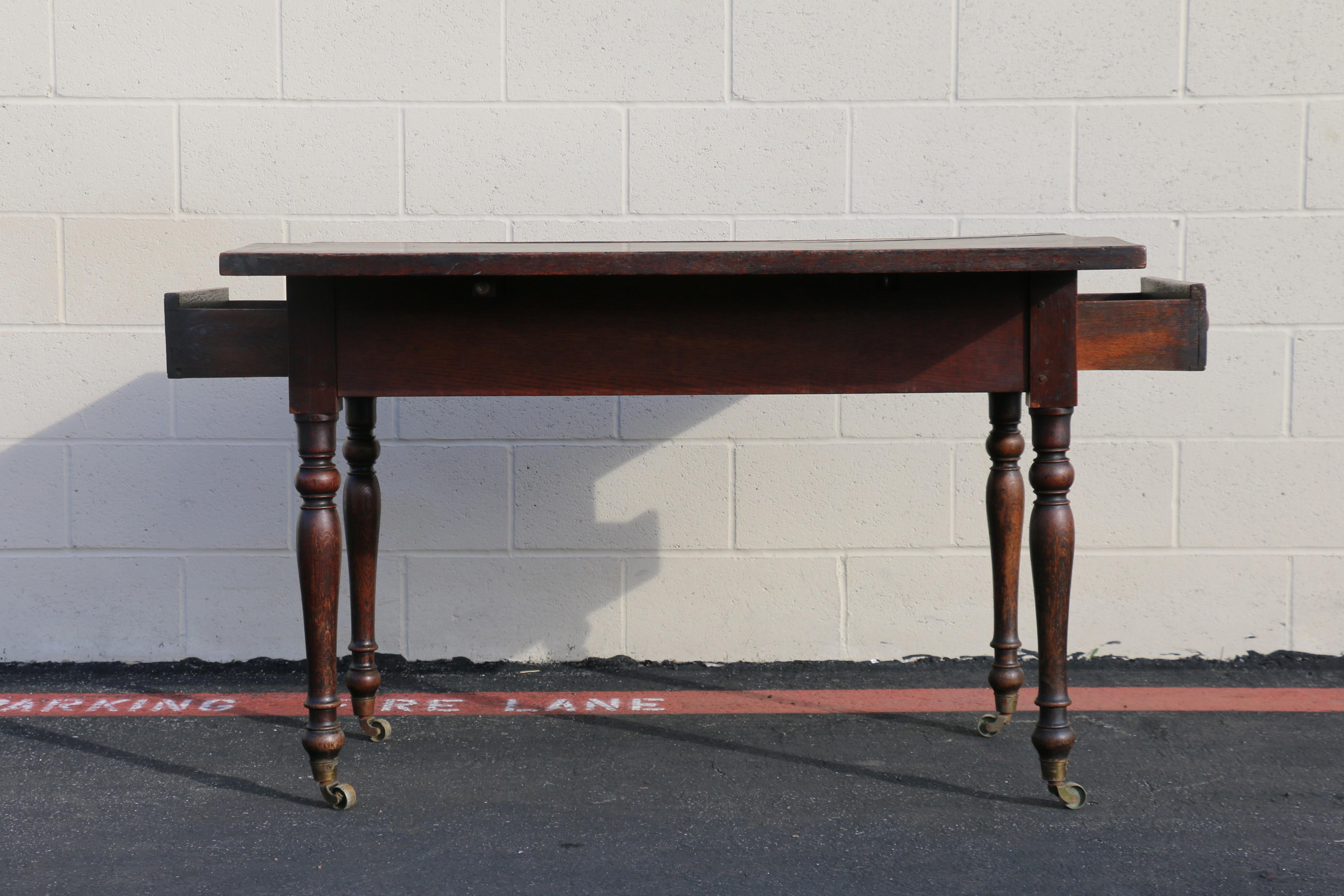 Table papillon ancienne du 18ème siècle en Oak avec tiroir et roulettes en laiton en vente 9