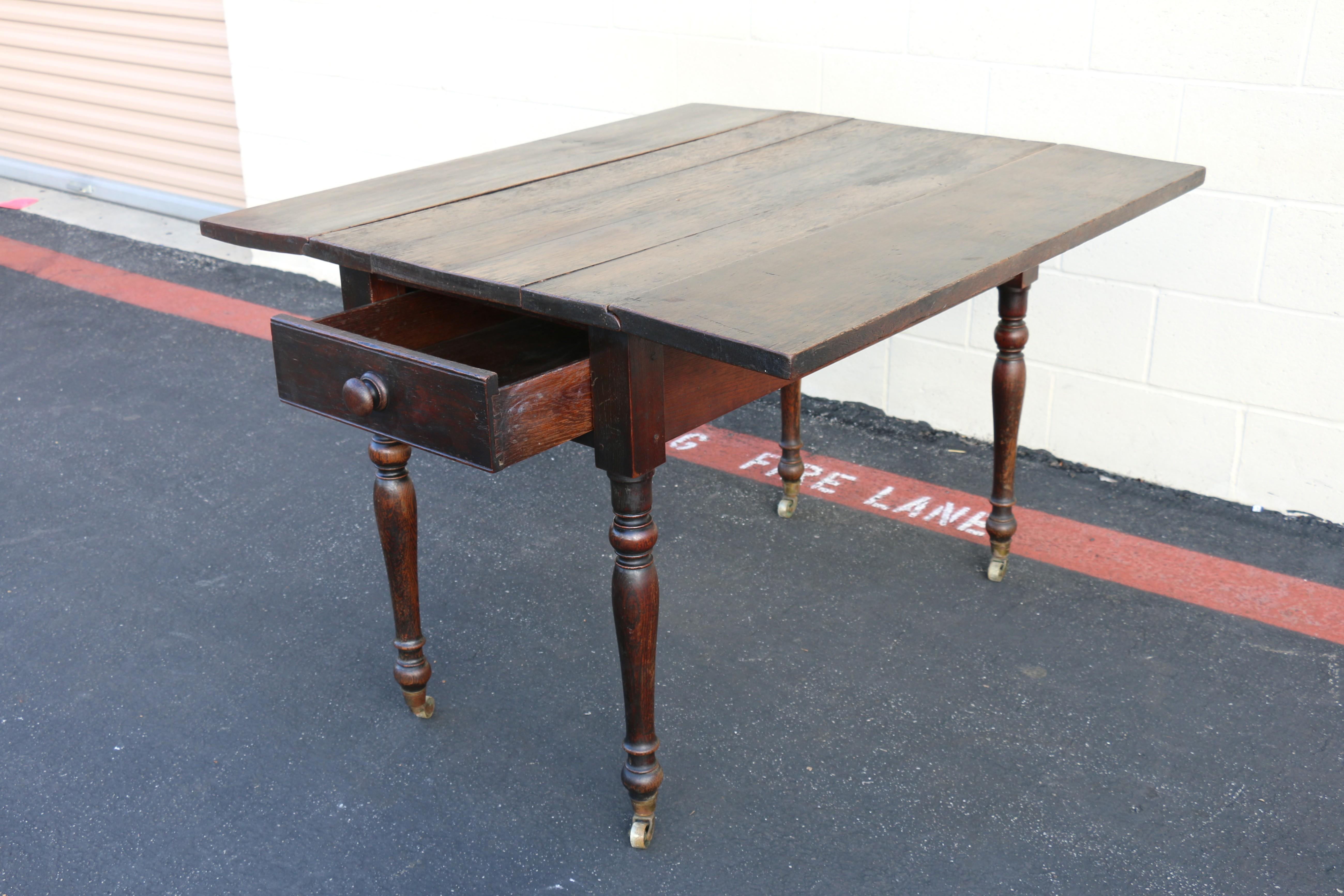 Table papillon ancienne du 18ème siècle en Oak avec tiroir et roulettes en laiton en vente 10