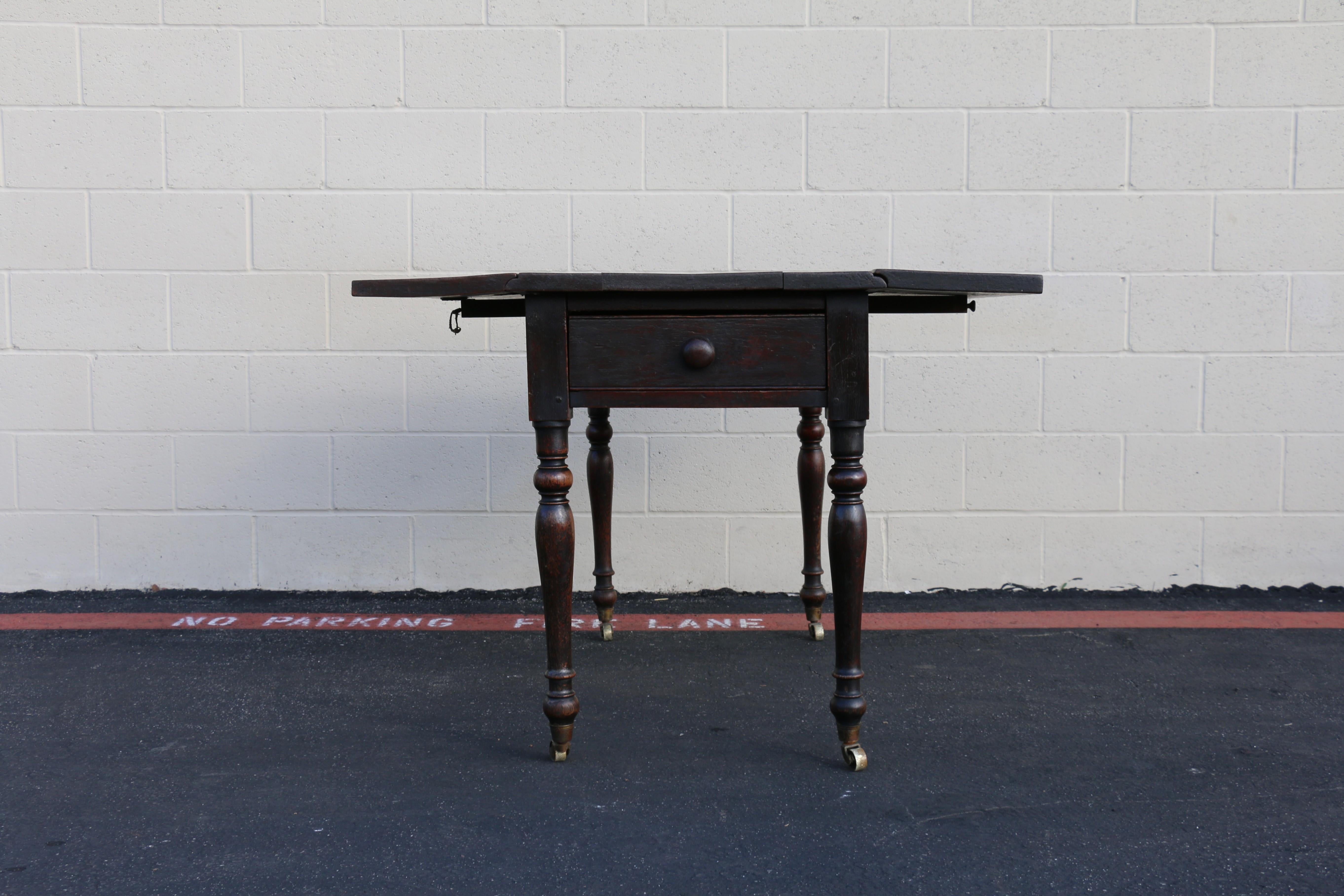 Table papillon ancienne du 18ème siècle en Oak avec tiroir et roulettes en laiton en vente 11