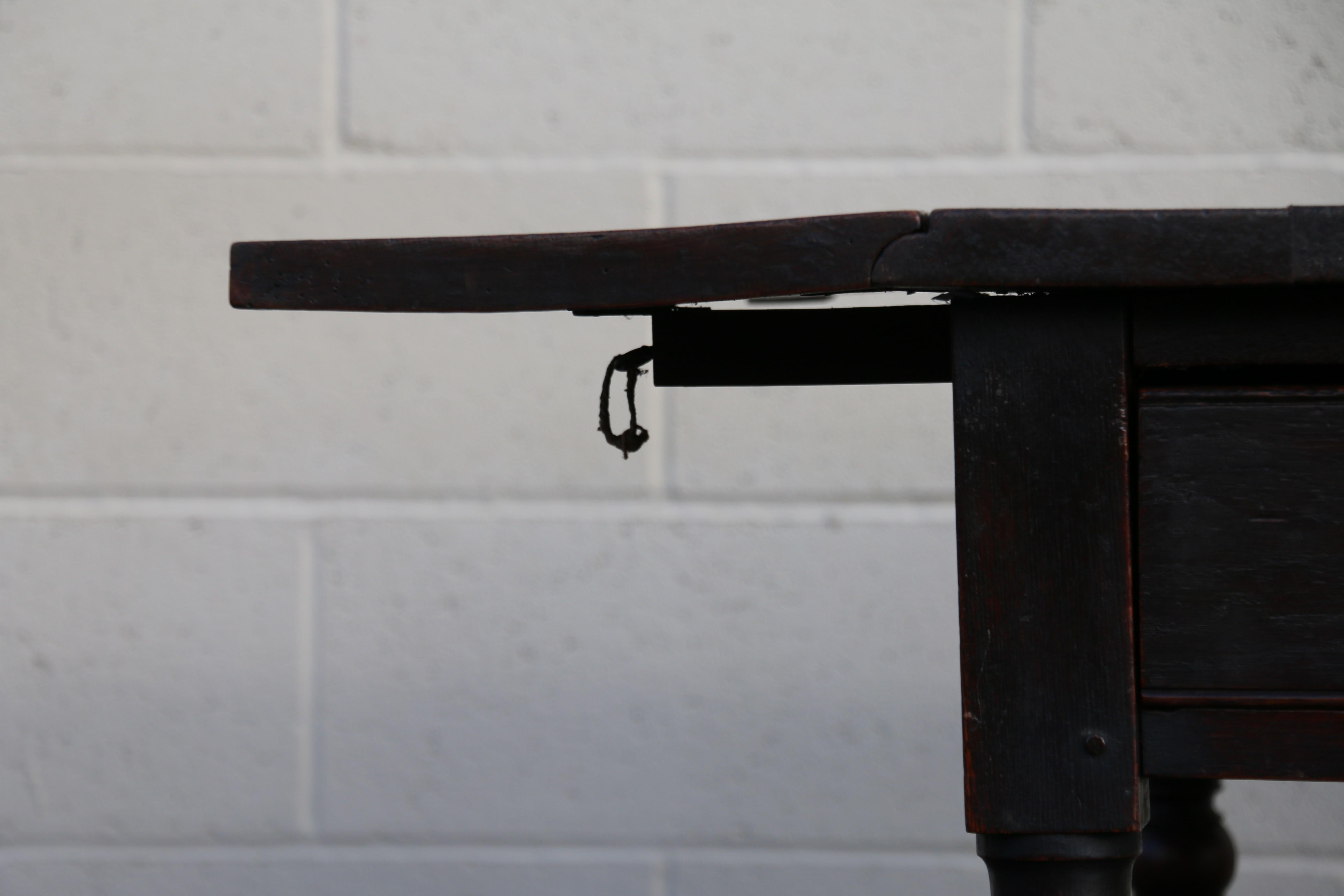 Table papillon ancienne du 18ème siècle en Oak avec tiroir et roulettes en laiton en vente 12