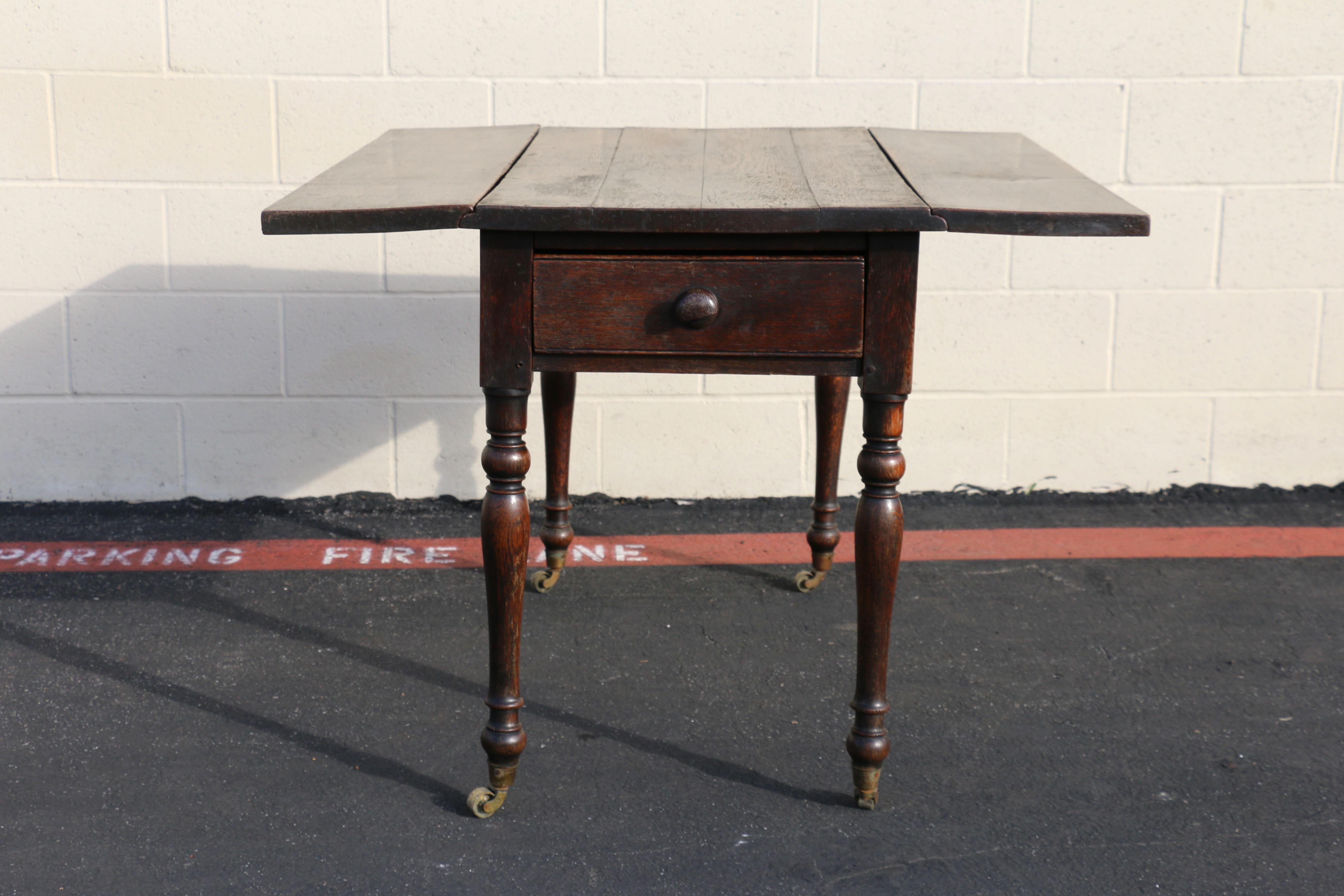 Cette charmante table papillon en chêne du XVIIIe siècle est une pièce magnifiquement vieillie qui témoigne d'un savoir-faire classique et d'une fonction intemporelle. La table comporte deux feuilles tombantes soutenues par des charnières papillon,