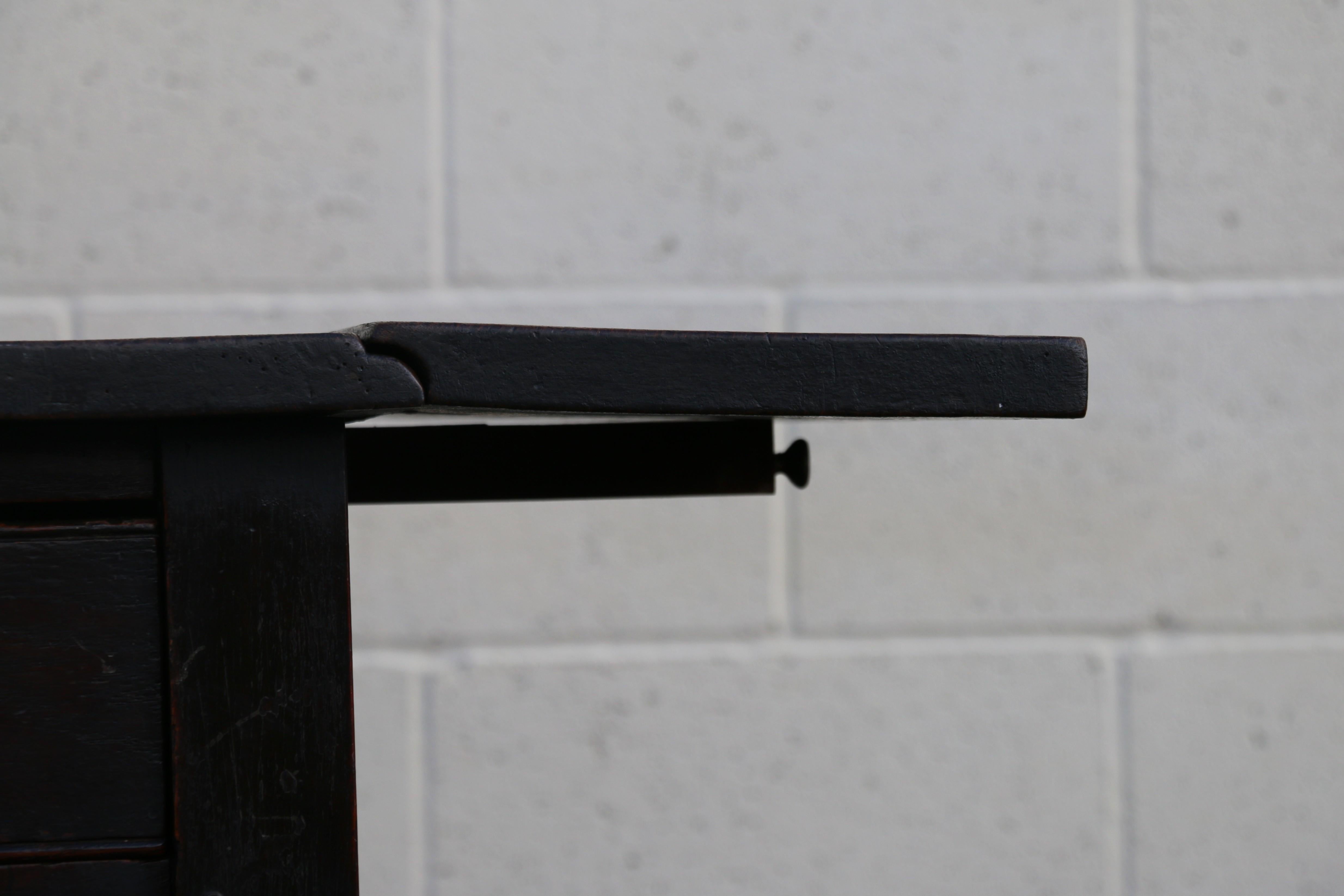 Table papillon ancienne du 18ème siècle en Oak avec tiroir et roulettes en laiton en vente 13