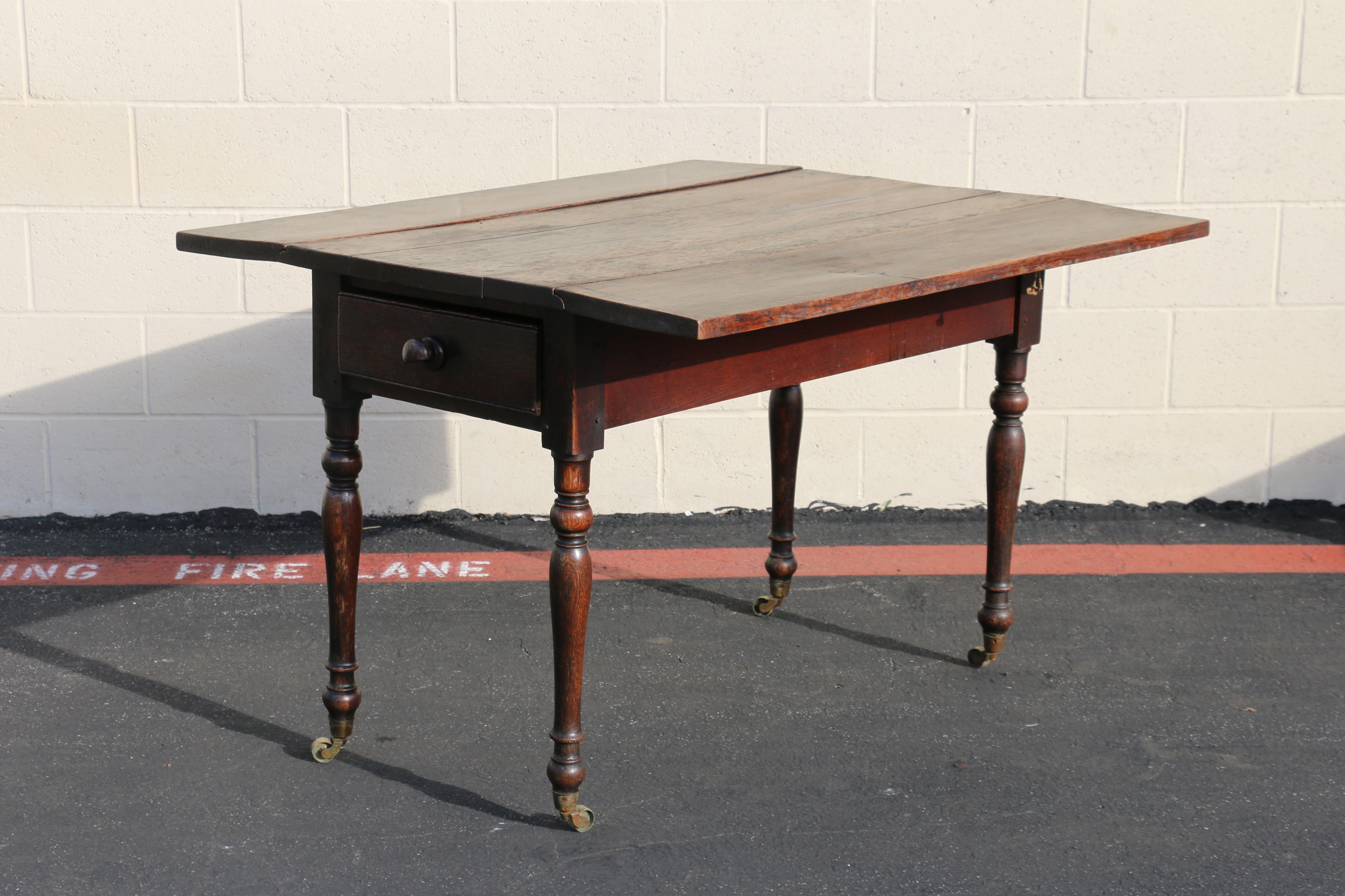 Rustique Table papillon ancienne du 18ème siècle en Oak avec tiroir et roulettes en laiton en vente