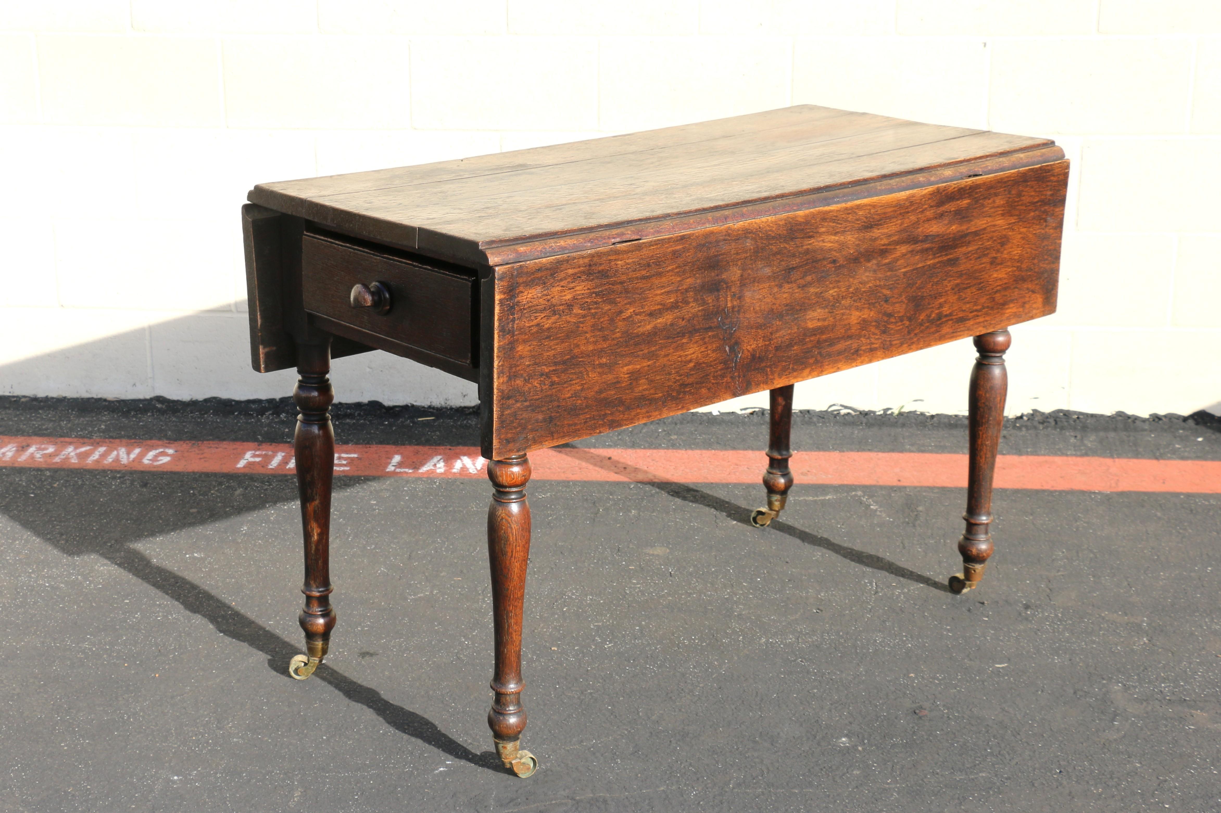 Anglais Table papillon ancienne du 18ème siècle en Oak avec tiroir et roulettes en laiton en vente