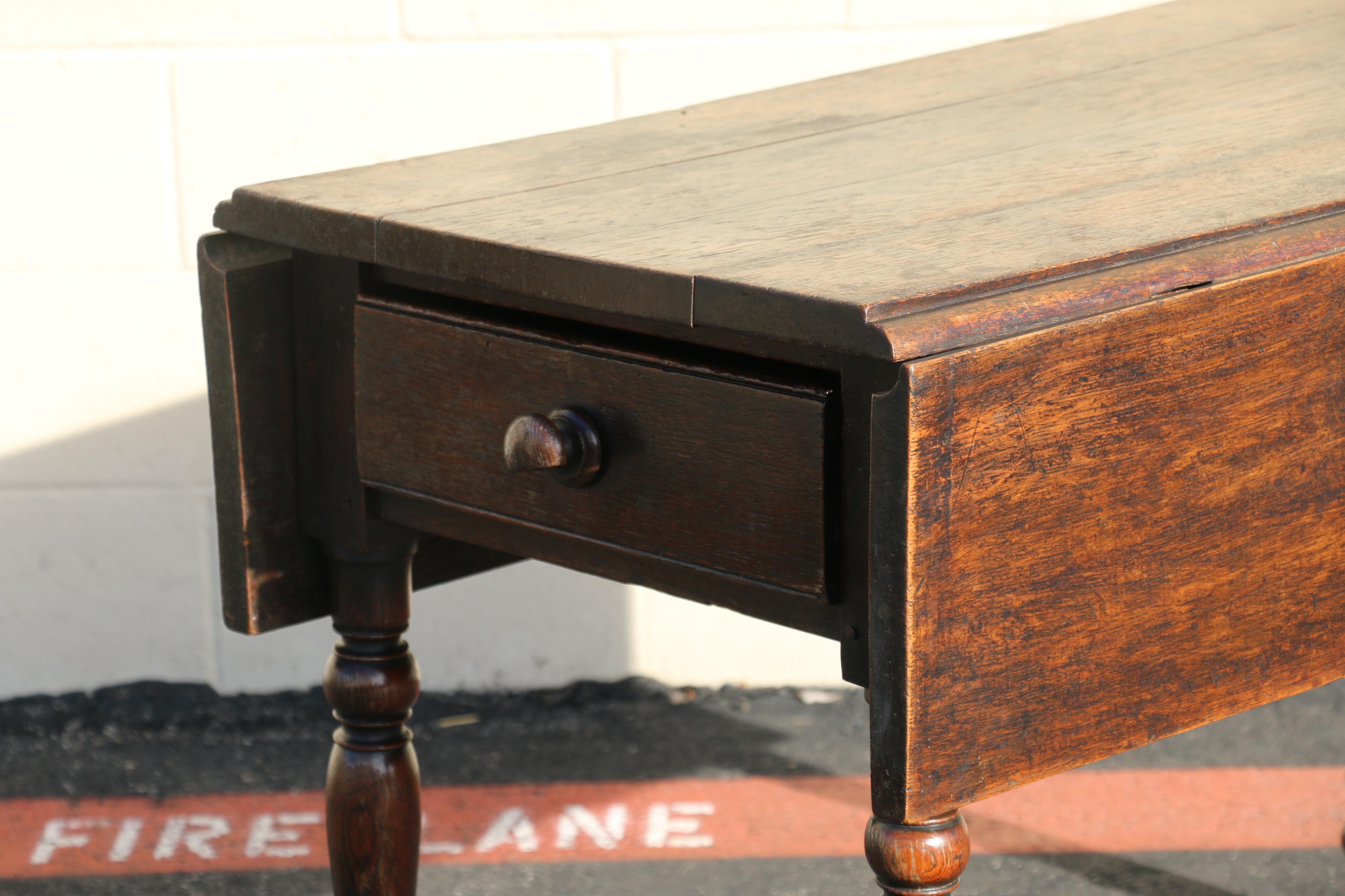 Table papillon ancienne du 18ème siècle en Oak avec tiroir et roulettes en laiton Bon état - En vente à North Hollywood, CA