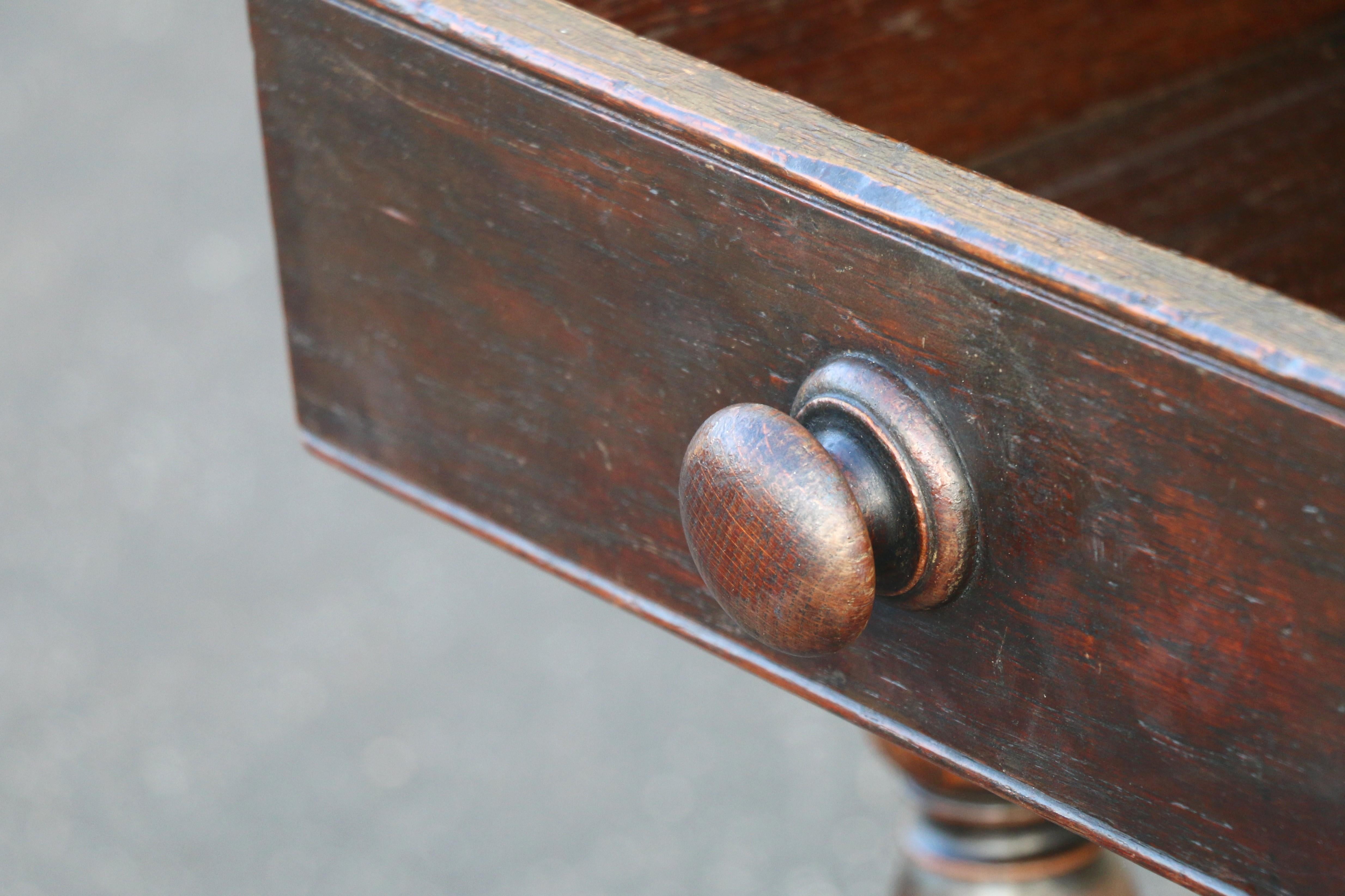 XVIIIe siècle et antérieur Table papillon ancienne du 18ème siècle en Oak avec tiroir et roulettes en laiton en vente