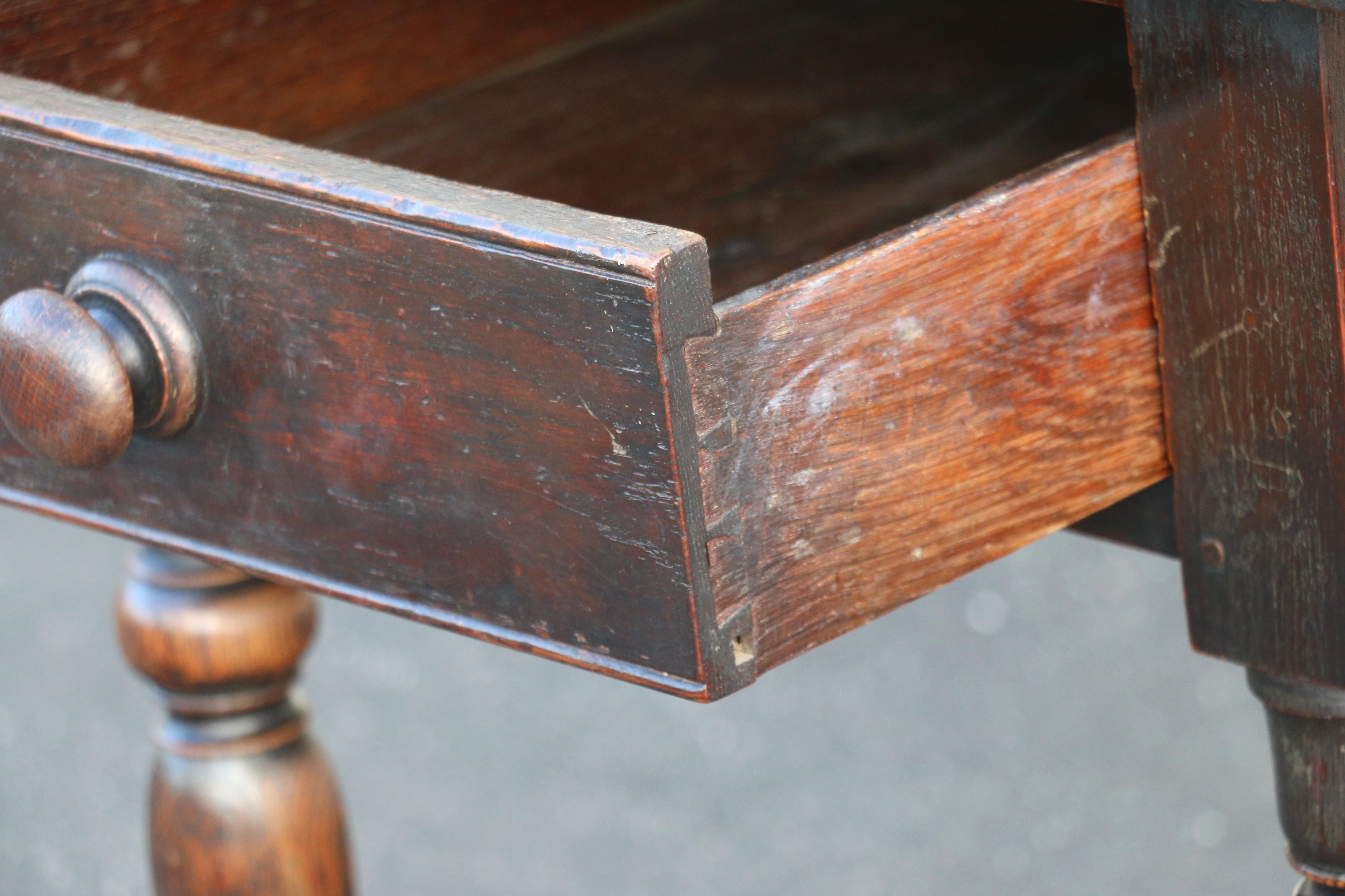Laiton Table papillon ancienne du 18ème siècle en Oak avec tiroir et roulettes en laiton en vente