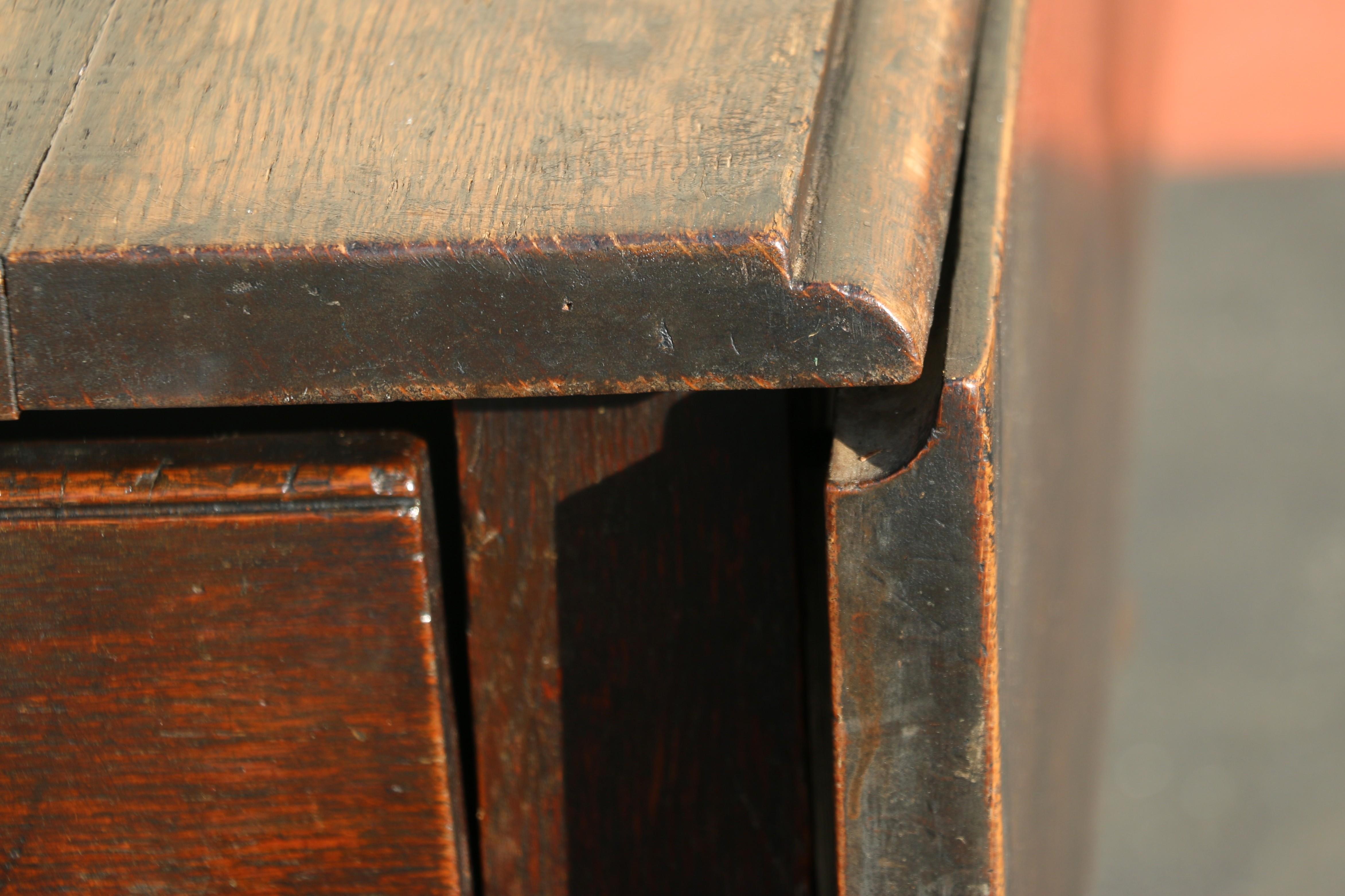 Table papillon ancienne du 18ème siècle en Oak avec tiroir et roulettes en laiton en vente 1