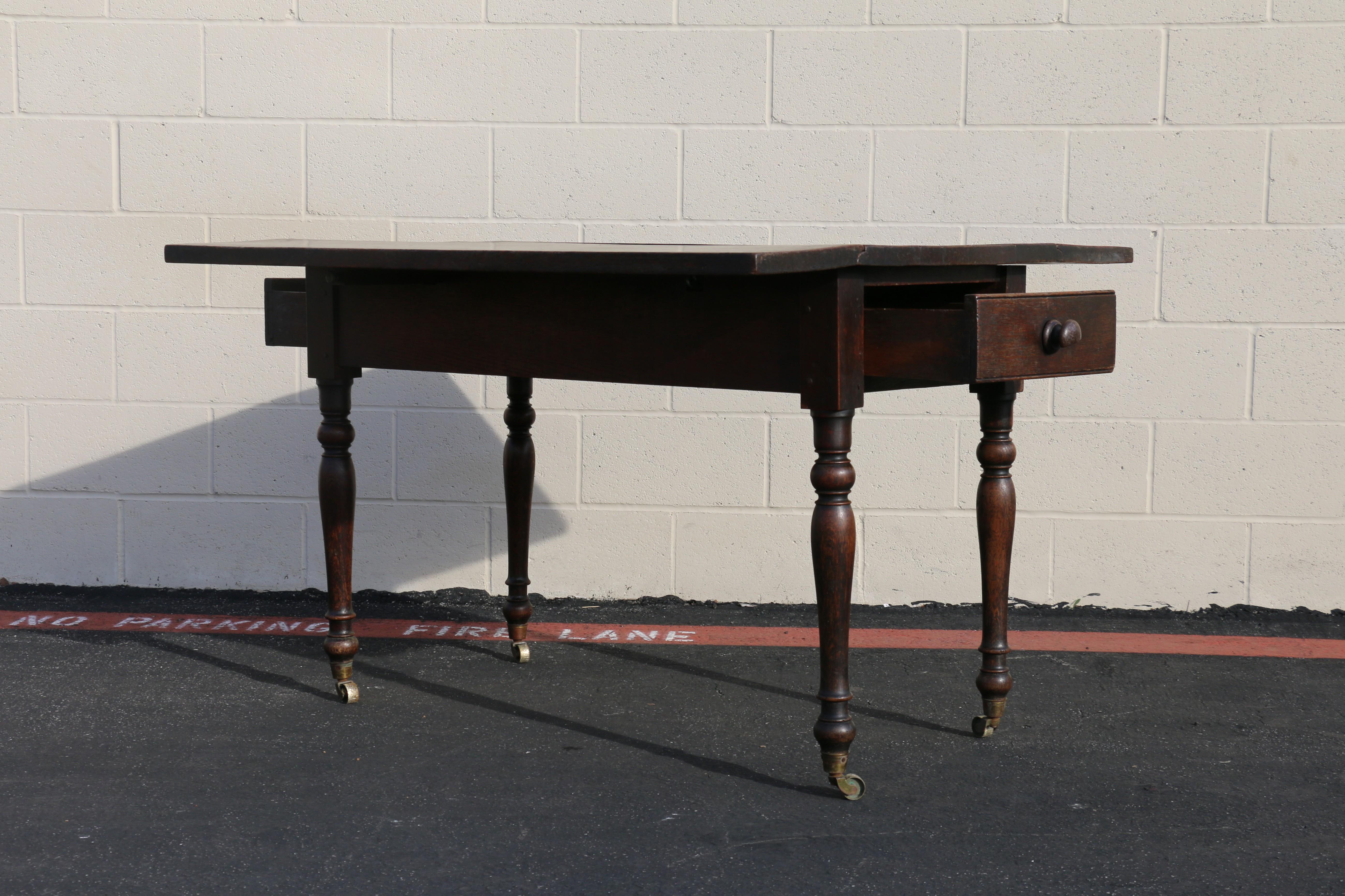 Table papillon ancienne du 18ème siècle en Oak avec tiroir et roulettes en laiton en vente 2